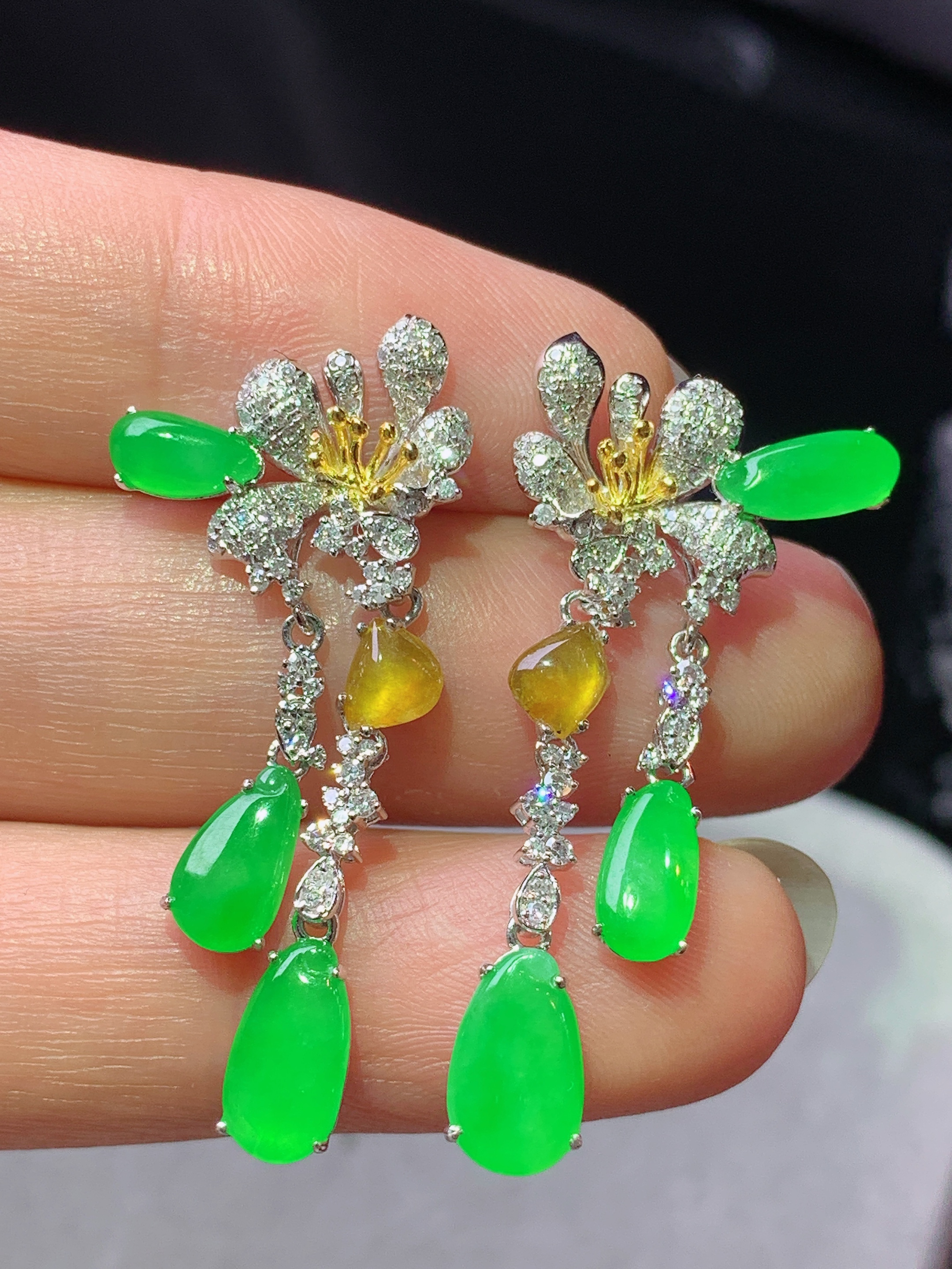 18k金钻镶嵌冰阳绿福瓜耳坠 玉质细腻 色泽艳丽清新 水润亮眼 整体尺寸34.5*14.2*3x2