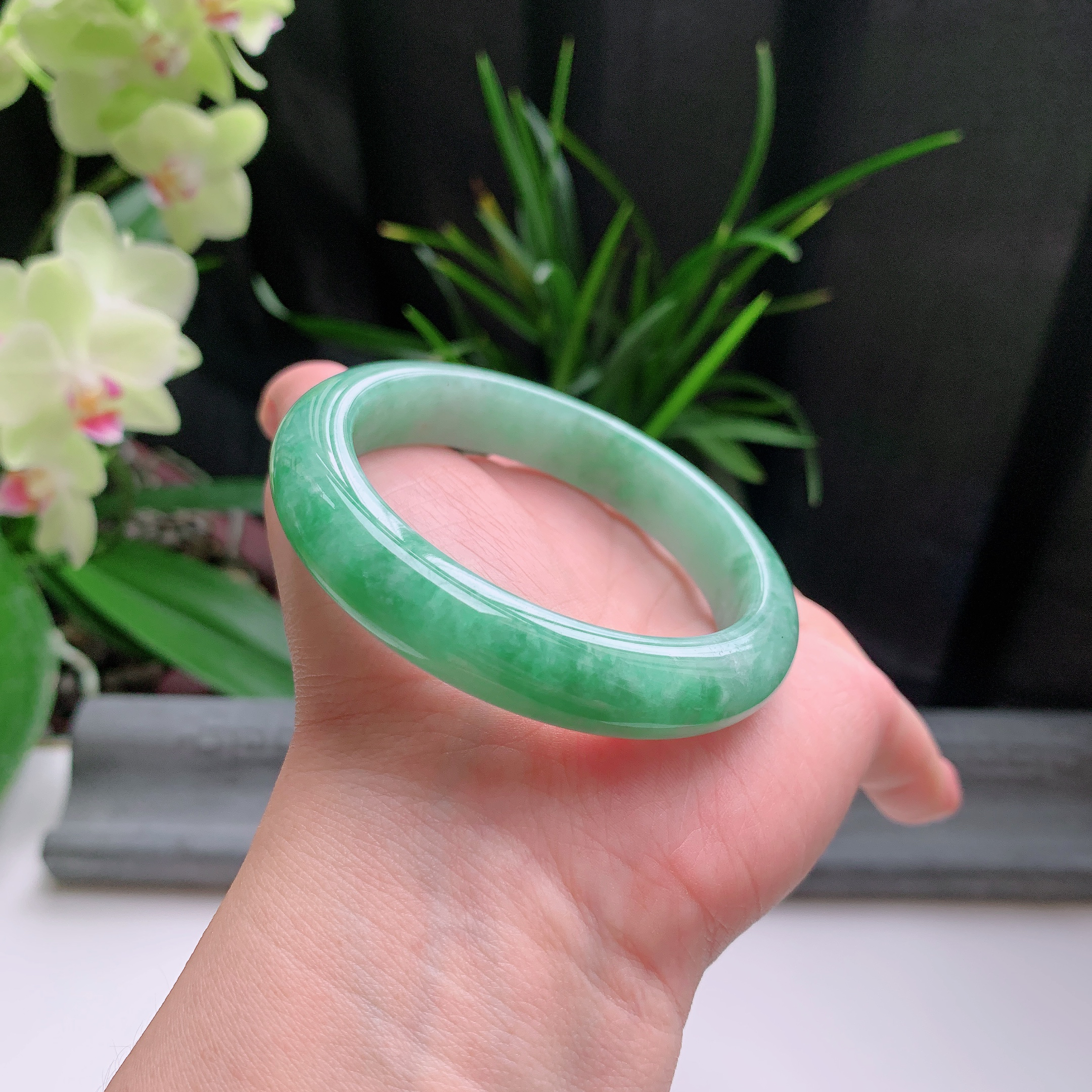 正圈55圈口，天然A货翡翠冰糯种水润飘绿玉手镯，水润秀丽，飘花灵动，种水十足，视觉甜美可人，恰到好处的美，十分高雅耐看，条形优美，上手优雅大方。57.13