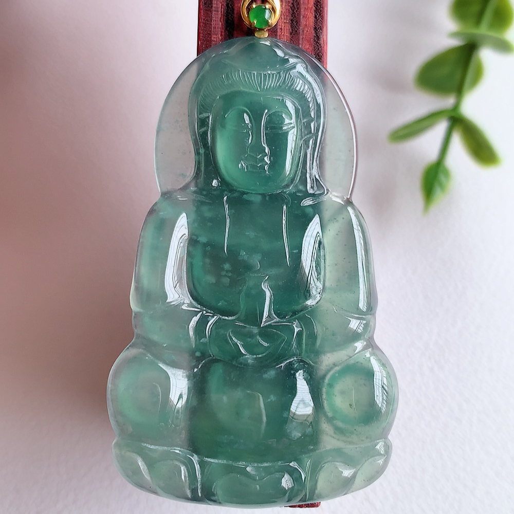 18k金扣蓝冰精雕观音吊坠，法相端庄大气，工艺精湛，种色浓郁，细腻饱满冰润，种老水足，收藏佳品，佩戴大气  W03.27   尺寸：49-30-3.5mm