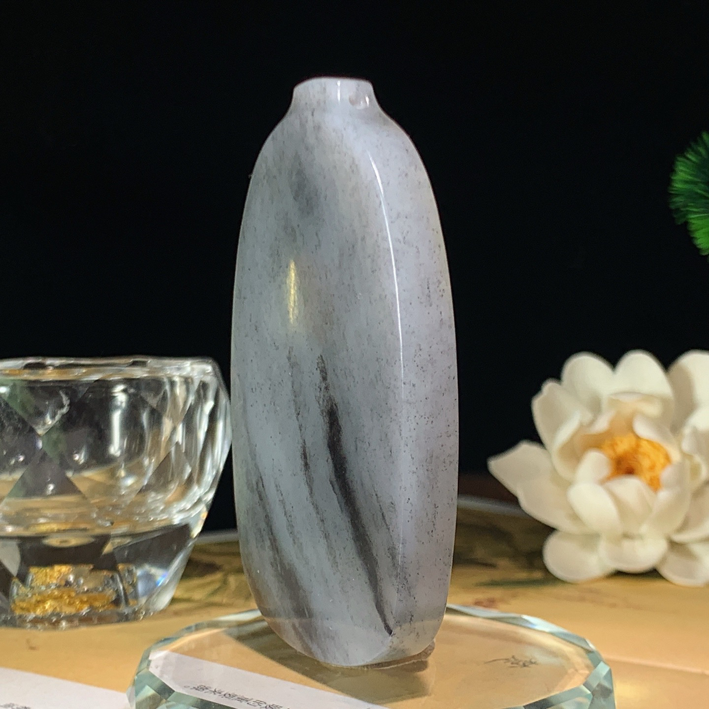 新疆和田玉籽料青花平安无事牌挂件。尺寸78/47/11重92.5克 玉质细腻油润。手推出油。佩戴高端