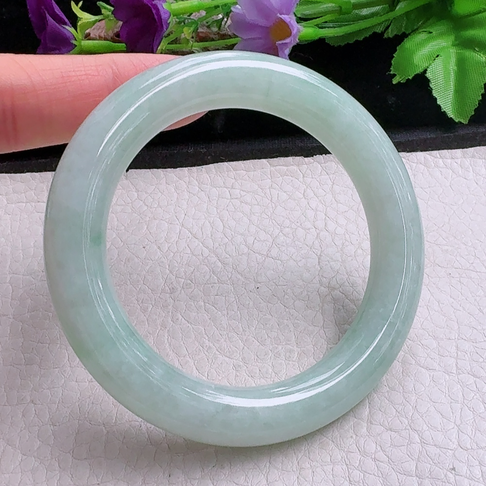 n实拍55*10.8*11.2美人镯 缅甸翡翠a货手镯浅绿圆条玉镯子