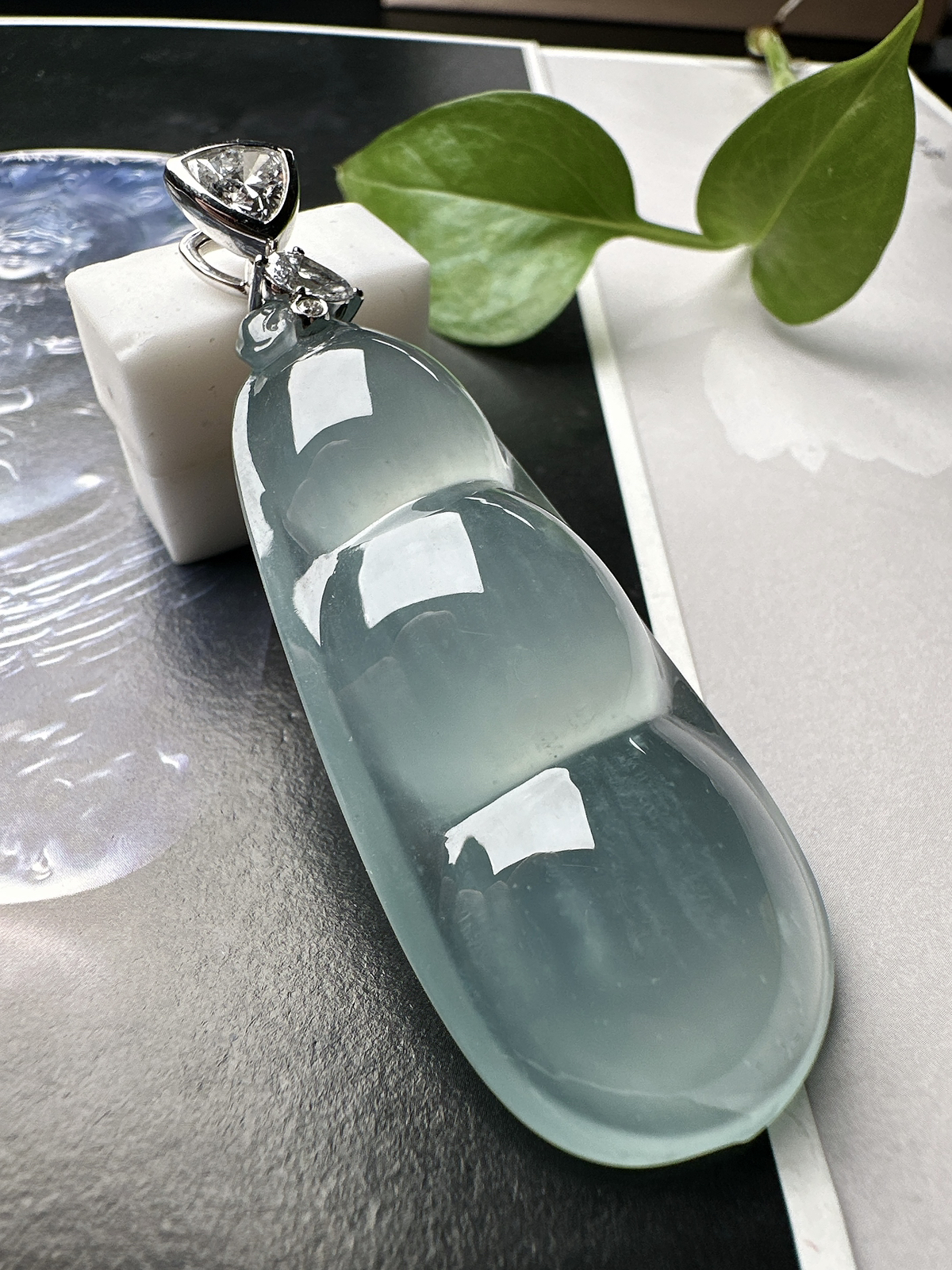 【冰种天空蓝福豆吊坠】种地上乘，冰感十足，通透起光，饱满圆润，收藏品质，18k金钻镶嵌，裸石尺寸53.2*23.5*10.1毫米