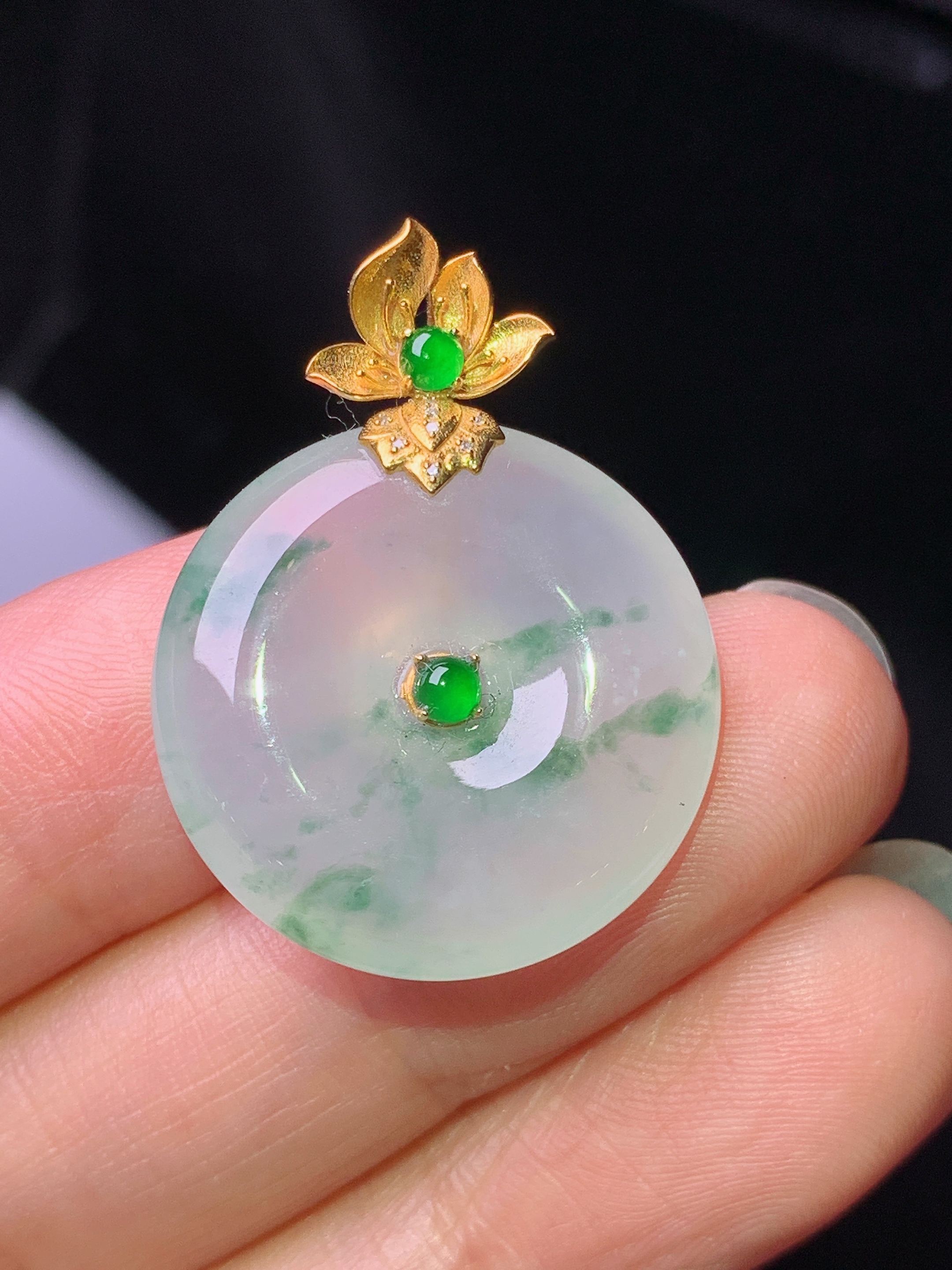 18k金镶嵌冰种飘绿平安扣吊坠 玉质细腻 色泽艳丽清新 水润亮眼 整体尺寸28.8*21.8*5.7h3