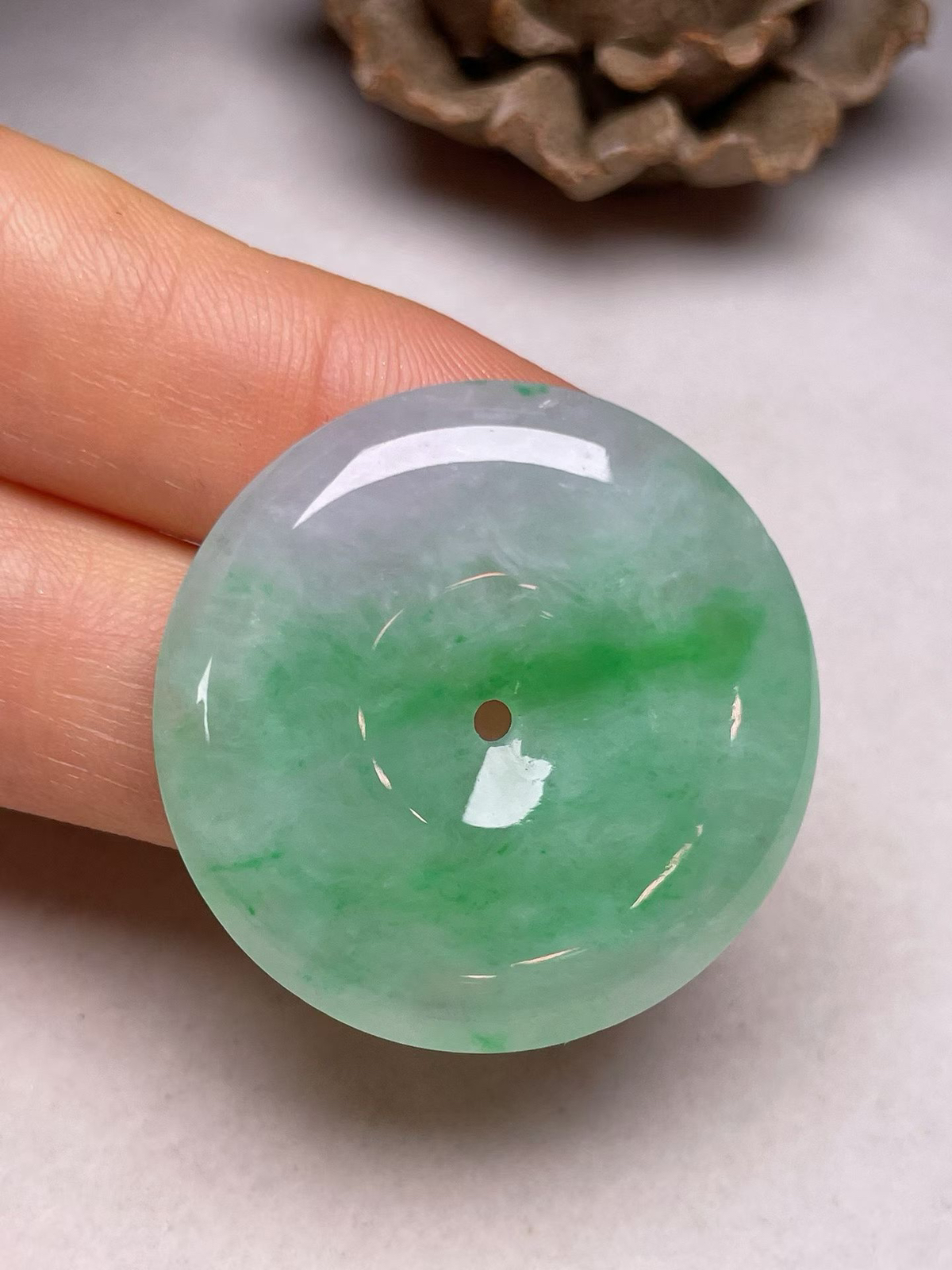 冰糯种飘绿【平安扣】吊坠、种水好，玉质细腻 ，卖相好.