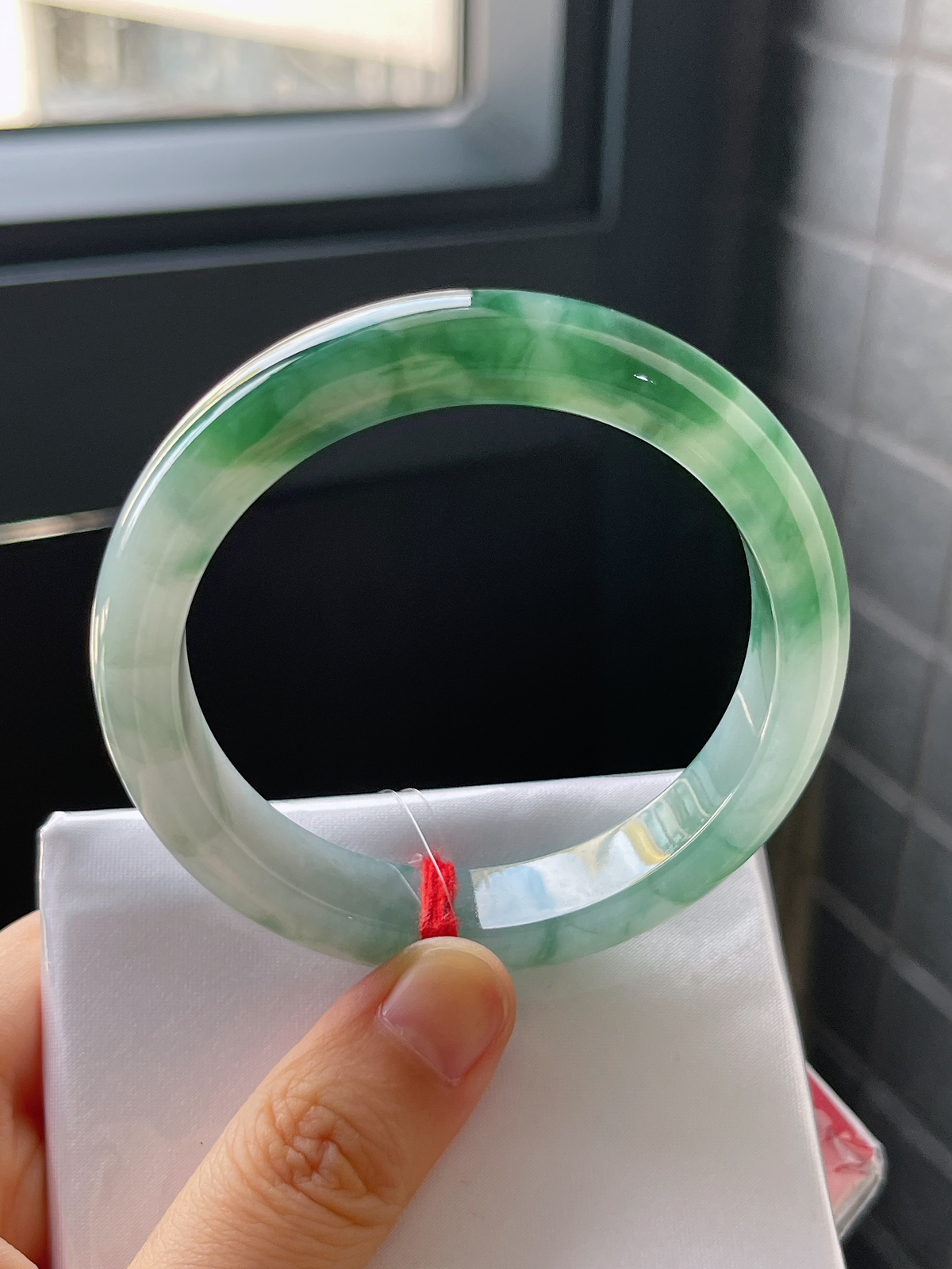 正圈54.3圈口，翡翠冰糯种淡绿色手镯