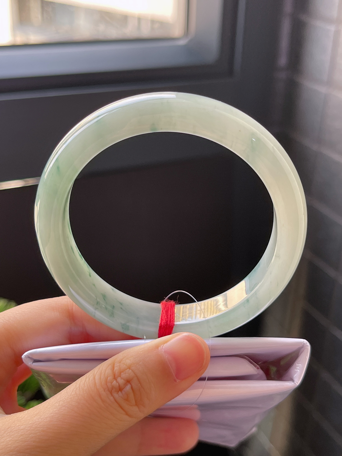 正圈56.8圈口，翡翠糯化种淡绿色手镯