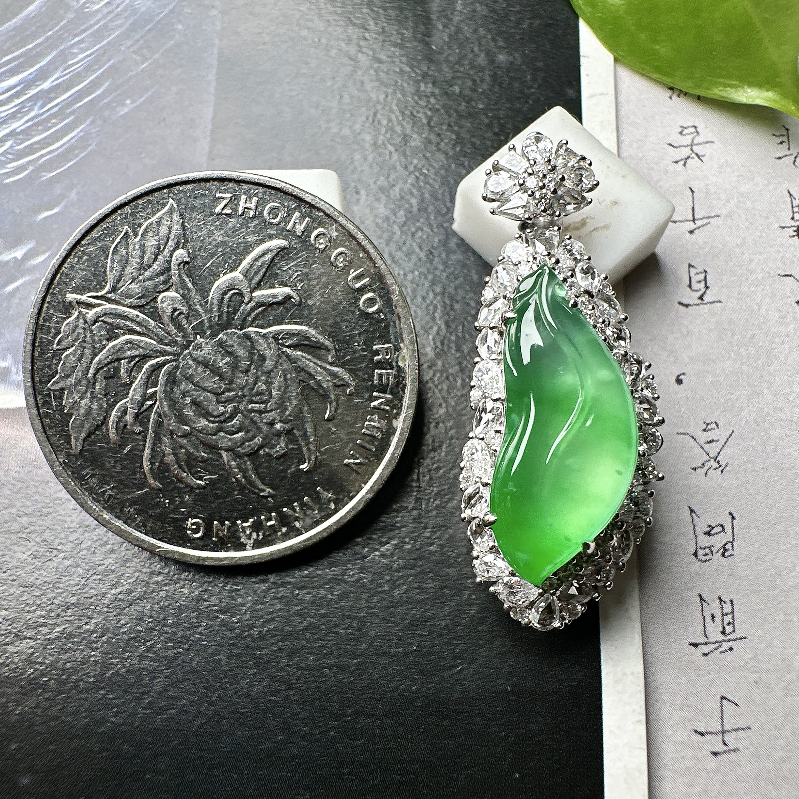 【冰种满绿随形吊坠】木那绿随形叶，种水上乘，晶莹剔透，纯净通透，18k金钻精美镶嵌，裸石尺寸18.3*9.8*3.5毫米