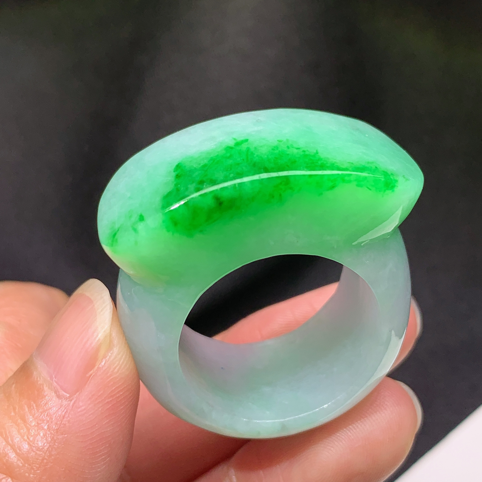 飘绿大扳指，权贵在手，富贵上身，冰润细腻，色阳，种水足，Xc 圈口26 尺寸14.3*9.3