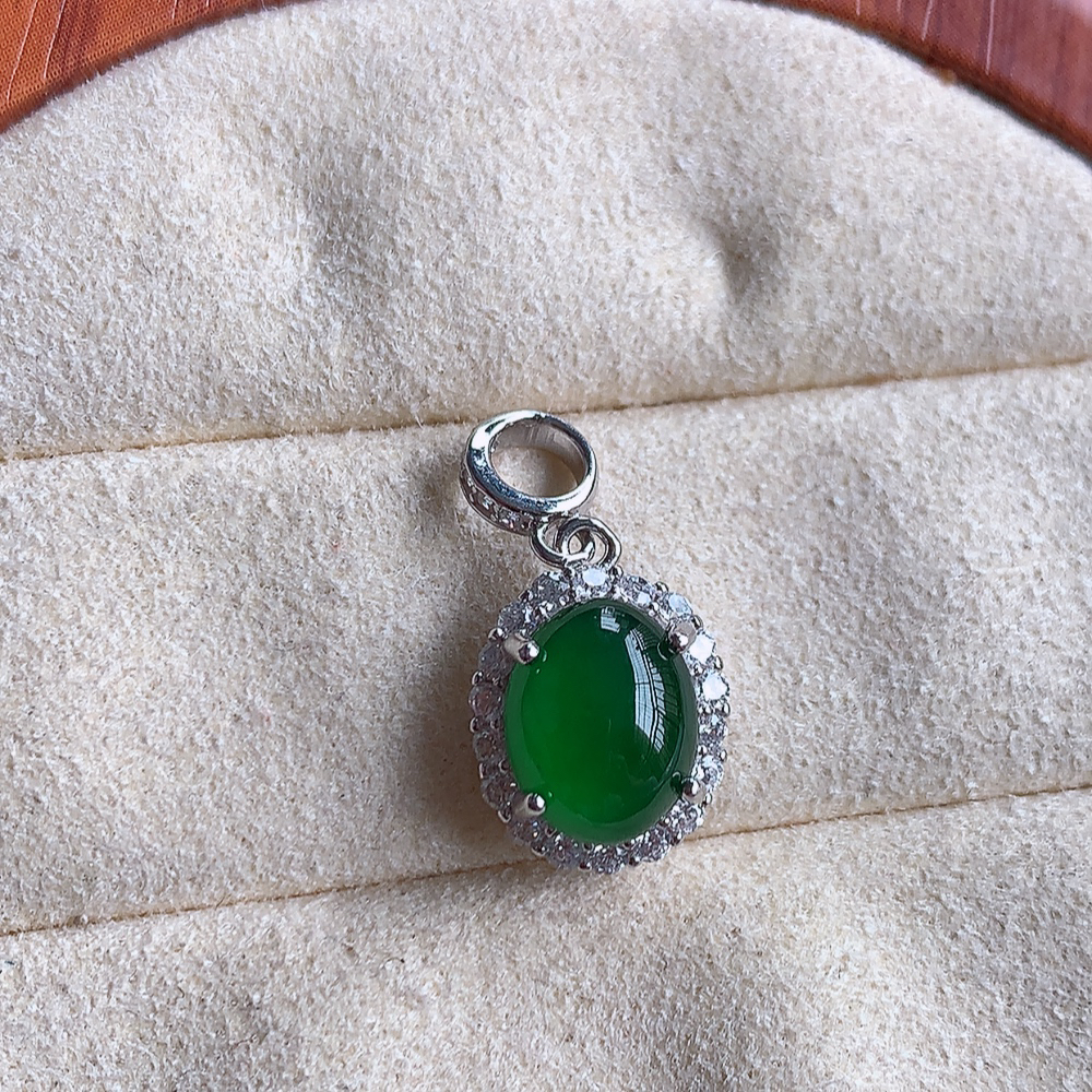 冰润飘绿蛋面翡翠吊坠，925银饰镶嵌  质地细腻，清秀高雅，饱满圆润  款式大方经典，颜色鲜艳，沁人