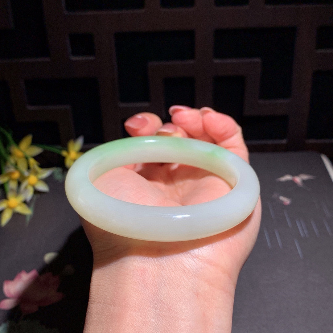 和田玉59圈口翠青手镯！玉质细腻油润 底色纯净 无裂无黑 脂粉好，品质高