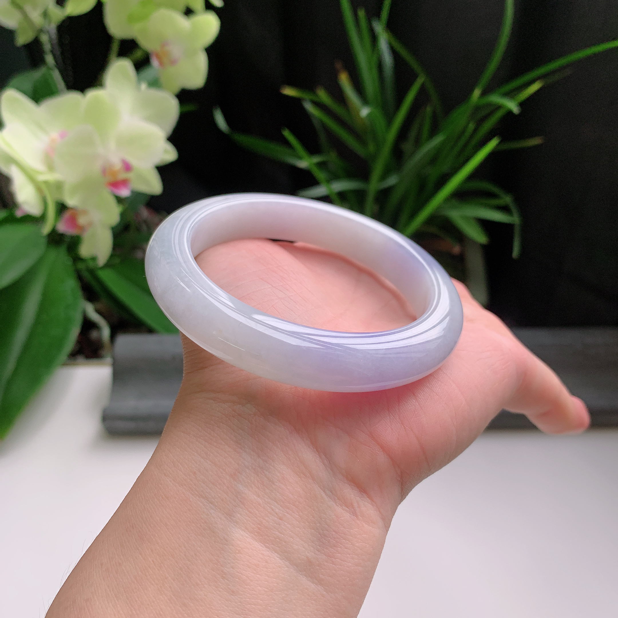 正圈58圈口，天然A货翡翠冰糯种水润飘紫玉手镯，水润秀丽，飘花灵动，种水十足，视觉甜美可人，恰到好处的美，十分高雅耐看，条形优美，上手优雅大方。68.00