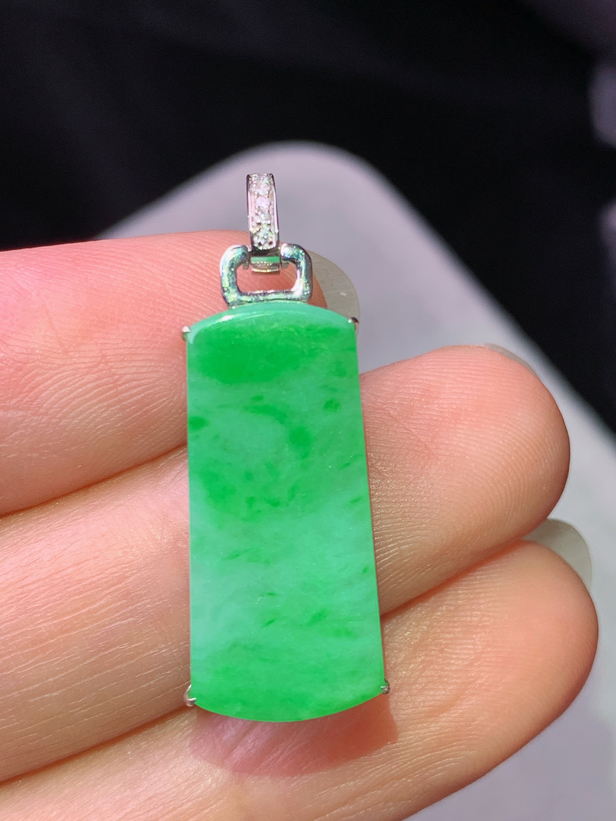 18k金钻镶嵌阳绿无事牌吊坠 玉质细腻 色泽艳丽清新 水润亮眼 整体尺寸29.6*9.5*4.8b1
