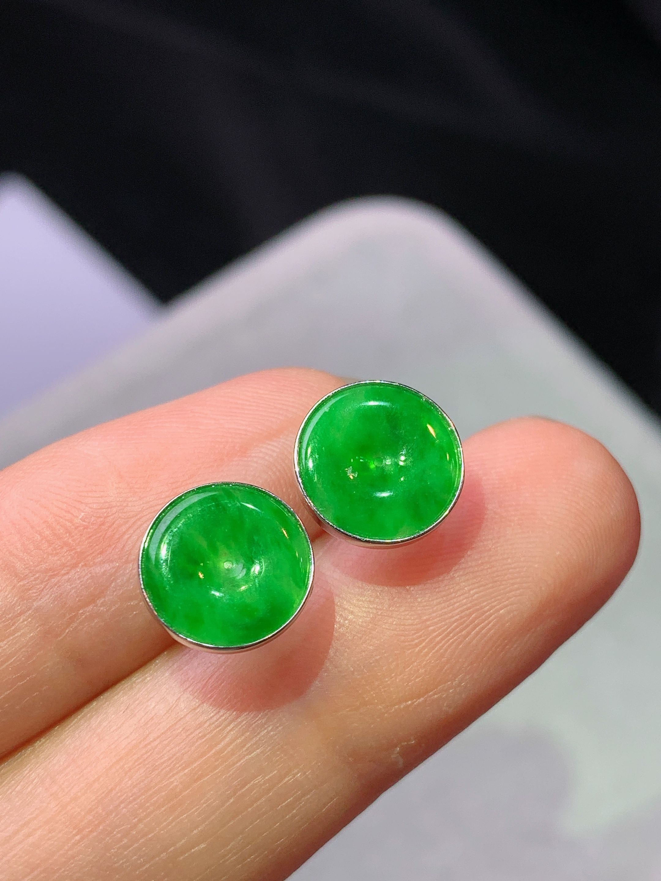 18k金镶嵌阳绿平安扣耳钉 玉质细腻 色泽艳丽清新 水润亮眼 裸石尺寸8.5*2