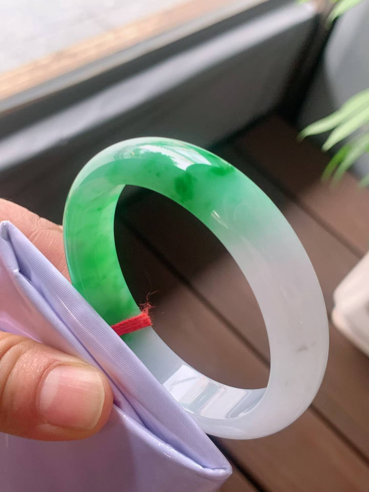 【翡翠名称】老种冰飘阳绿51.8正圈口手镯
【翡翠尺寸】51.8/12.4/6.8mm适合51-53正圈口佩戴
【翡翠描述】宝贝种老水足，玉质细腻，色泽靓丽，性价比高，佩戴效果好！
【其它赠送】权威证书/精美挂绳盒子/支持全国复检