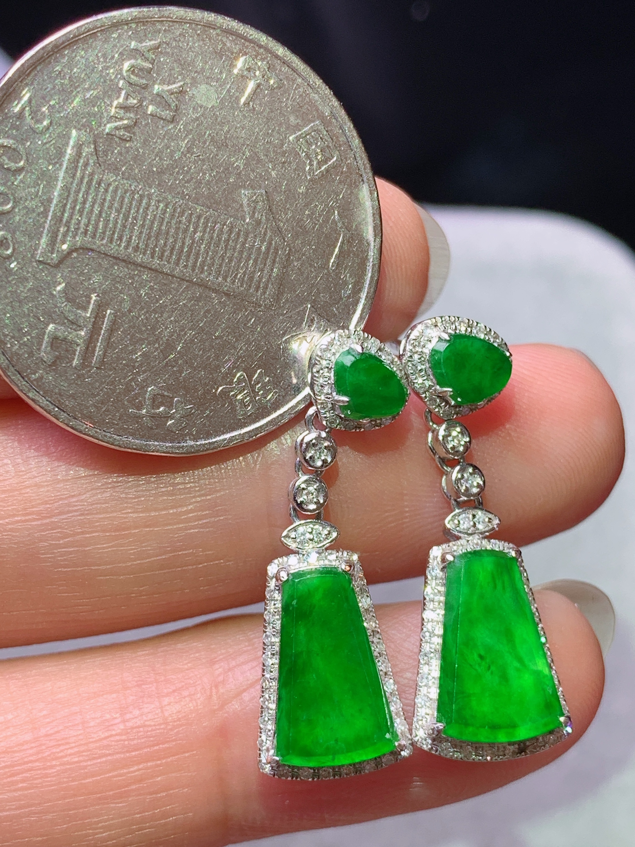 18k金钻镶嵌满绿无事牌耳坠 玉质细腻 色泽艳丽清新 水润亮眼 整体尺寸 26*9.2*4x2