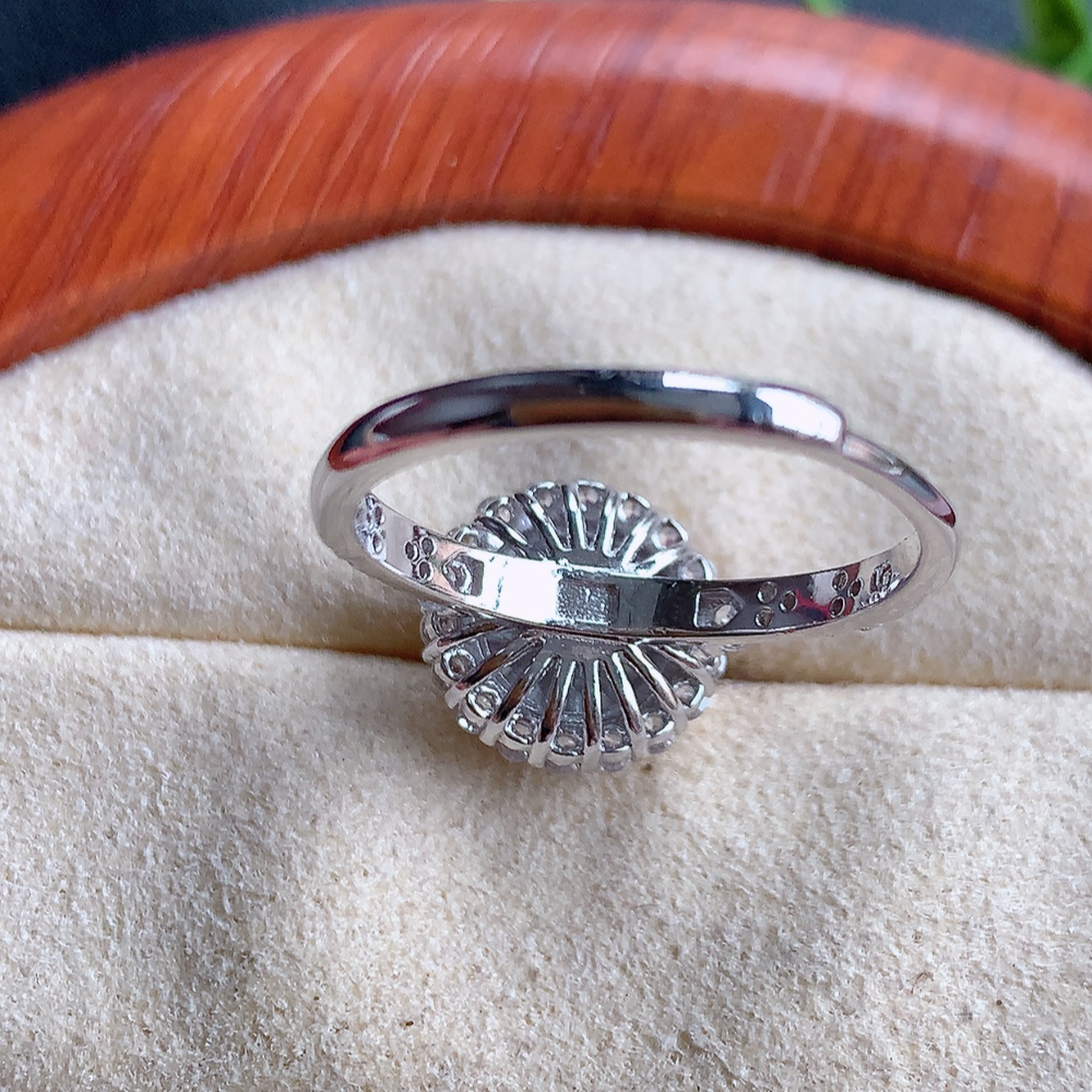 冰润红翡精美环形翡翠戒指  玉质细腻  冰清玉润  飘花灵动  颜色漂亮  W815.27  内径尺寸：17.5-11-6.8mm  裸石尺寸：7.3mm