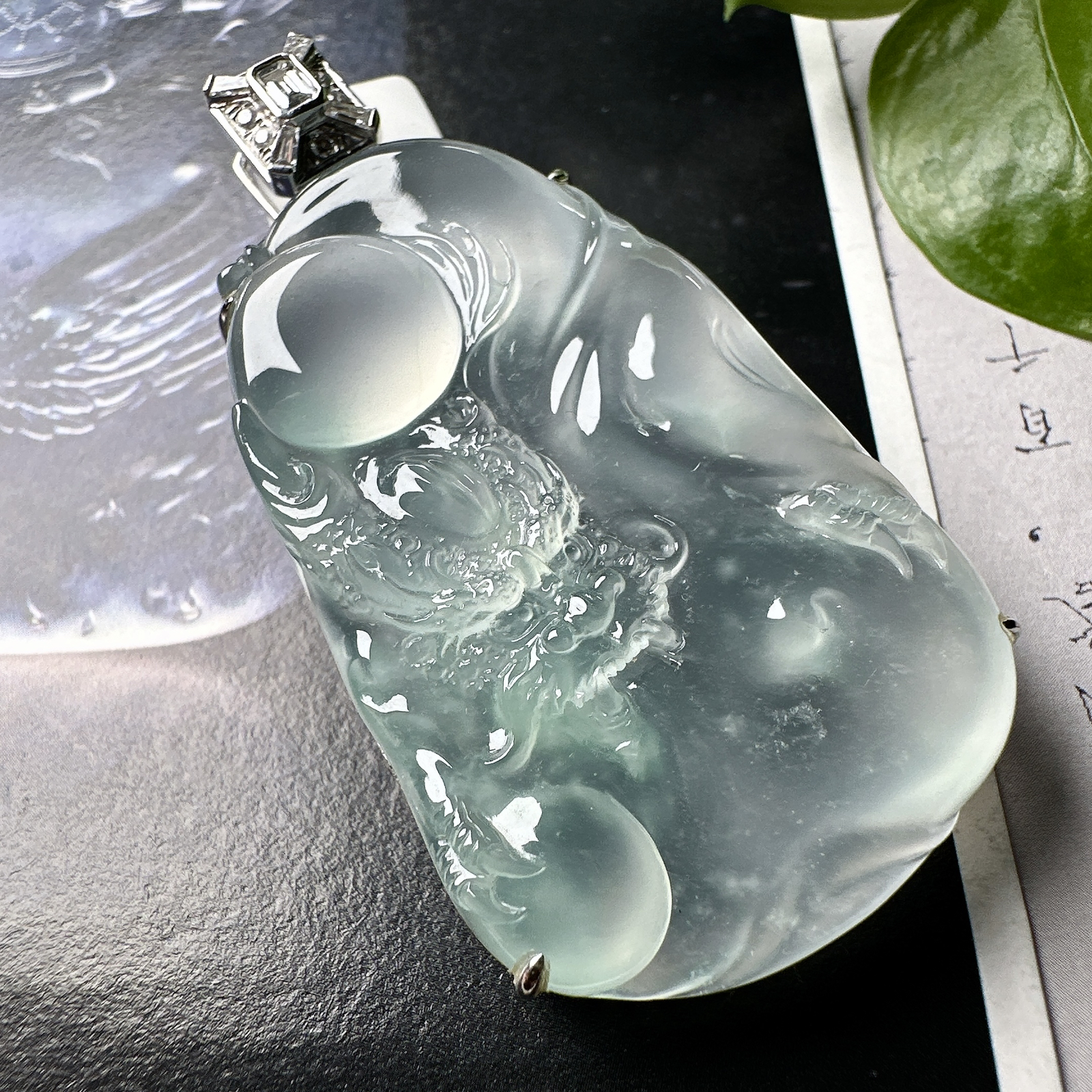 【冰种龙牌】冰润细腻，冰感好，质地很不错。雕工精细，佩戴效果好，18k金钻镶嵌，裸石尺寸45.5*28.4*7毫米