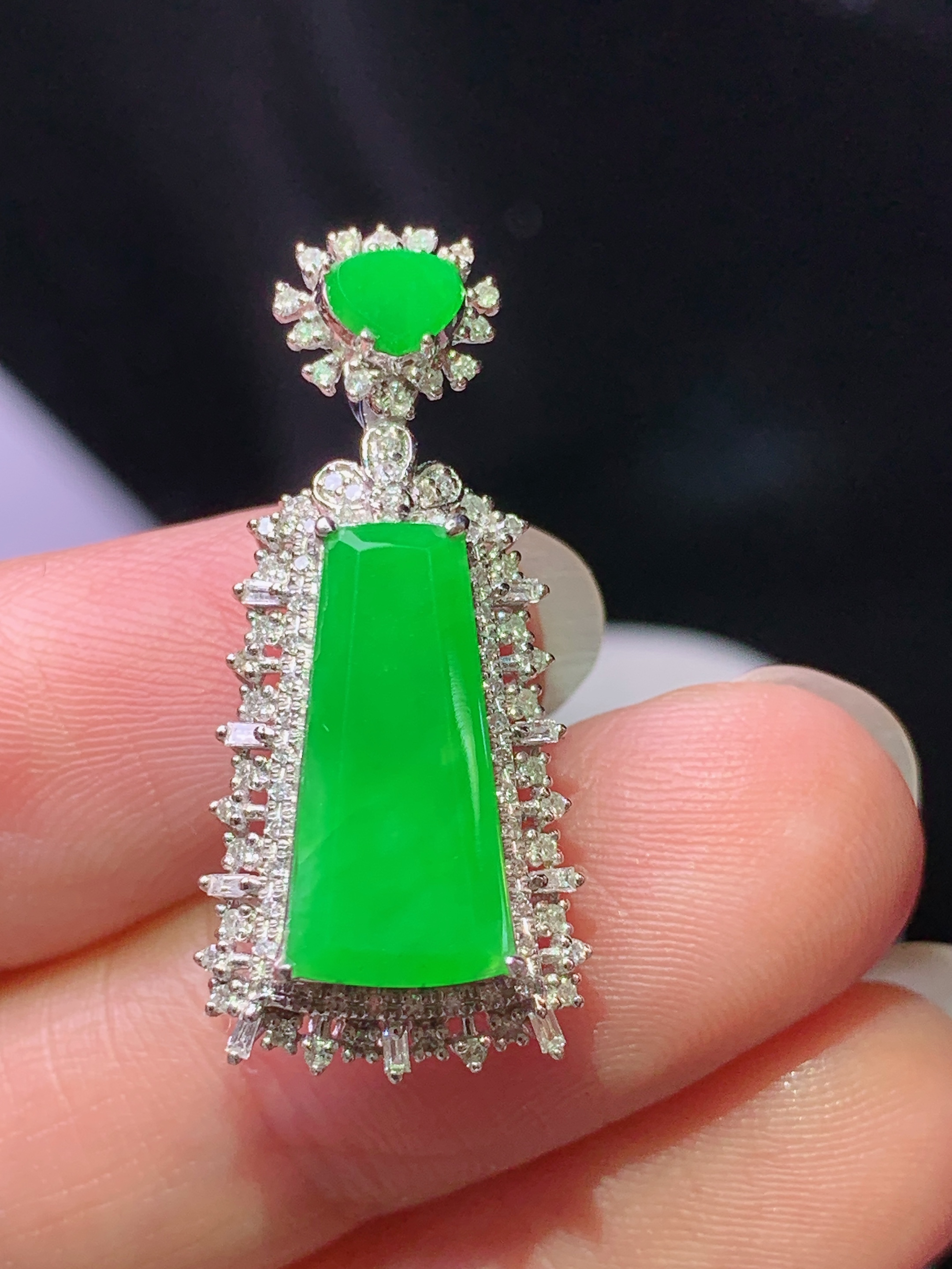 18k金钻镶嵌阳绿无事牌吊坠 玉质细腻 色泽艳丽清新 水润亮眼 整体尺寸28.5*12.6*7.6x