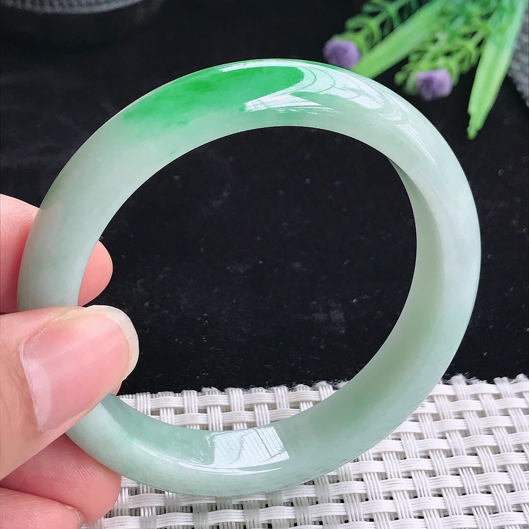 实拍A货翡翠56/12.1/8.1老坑精美辣绿飘阳绿手镯翡翠玉镯平安镯
