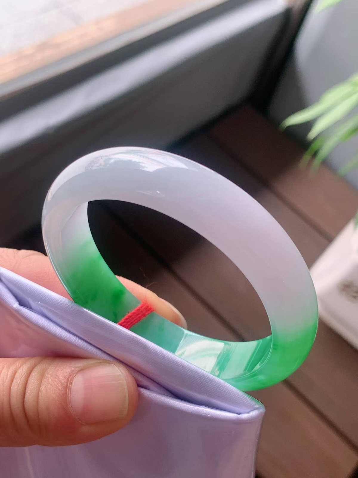 【翡翠名称】老种冰飘阳绿51.8正圈口手镯
【翡翠尺寸】51.8/12.4/6.8mm适合51-53正圈口佩戴
【翡翠描述】宝贝种老水足，玉质细腻，色泽靓丽，性价比高，佩戴效果好！
【其它赠送】权威证书/精美挂绳盒子/支持全国复检