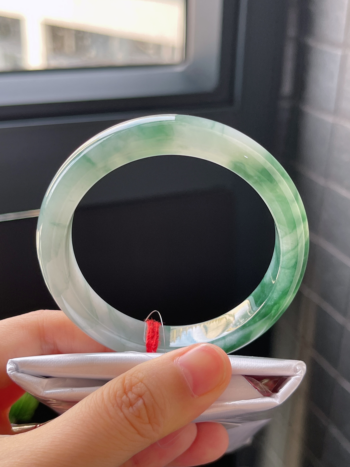 正圈54.3圈口，翡翠冰糯种淡绿色手镯