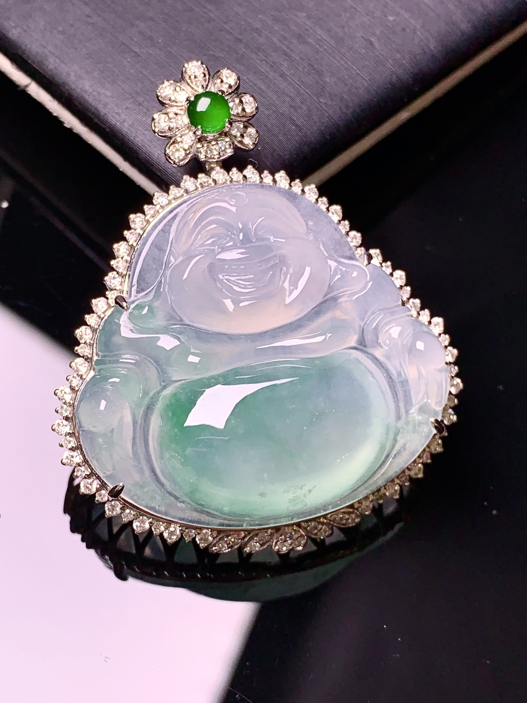 18k金钻镶嵌冰种飘绿佛公吊坠 玉质细腻 色泽艳丽清新 水润亮眼 整体尺寸38.5*31.8*10.6x1