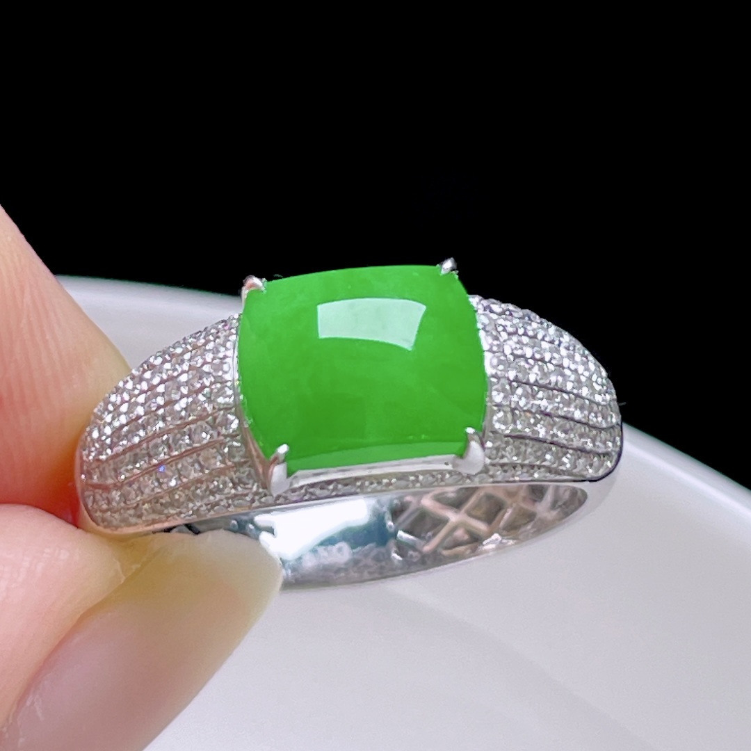 ️ 满色阳绿马鞍戒指，色阳色浓，种老水润，18k金镶嵌，裸石：8.4/6.5/2.2，圈口：14#