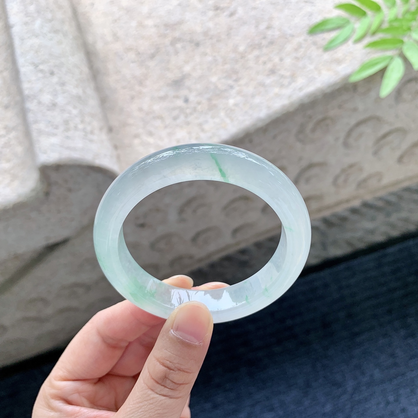 正圈52 53 【圈口】52/12/8.2 【编码】C5051063 【描述】糯冰飘绿，水润，种老，细腻，打灯有棉线