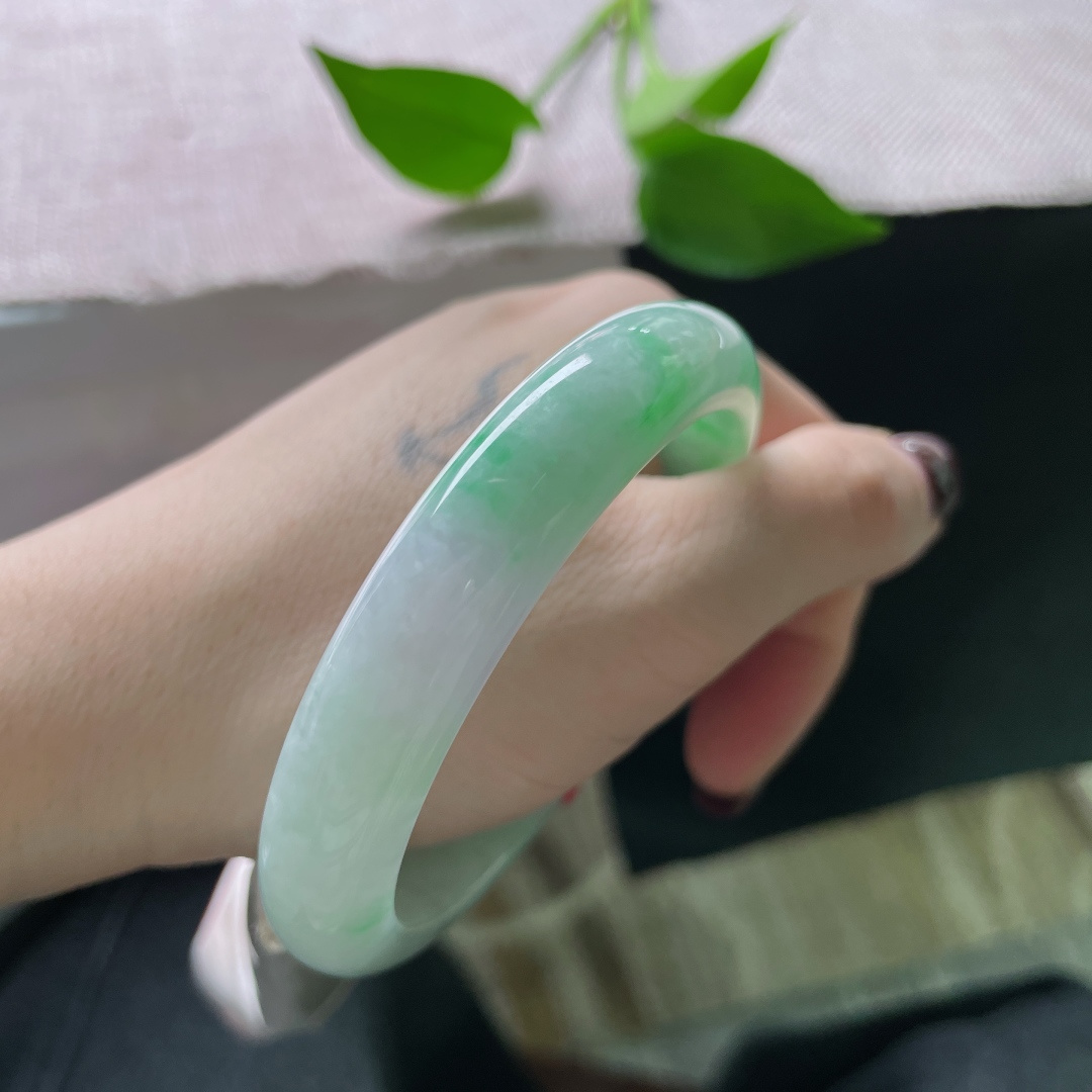 59.9/11.7/7.9，飘绿正圈，大圈口，水润细腻，绿意随意飘洒，肆意张扬，皮纹，ss51264a