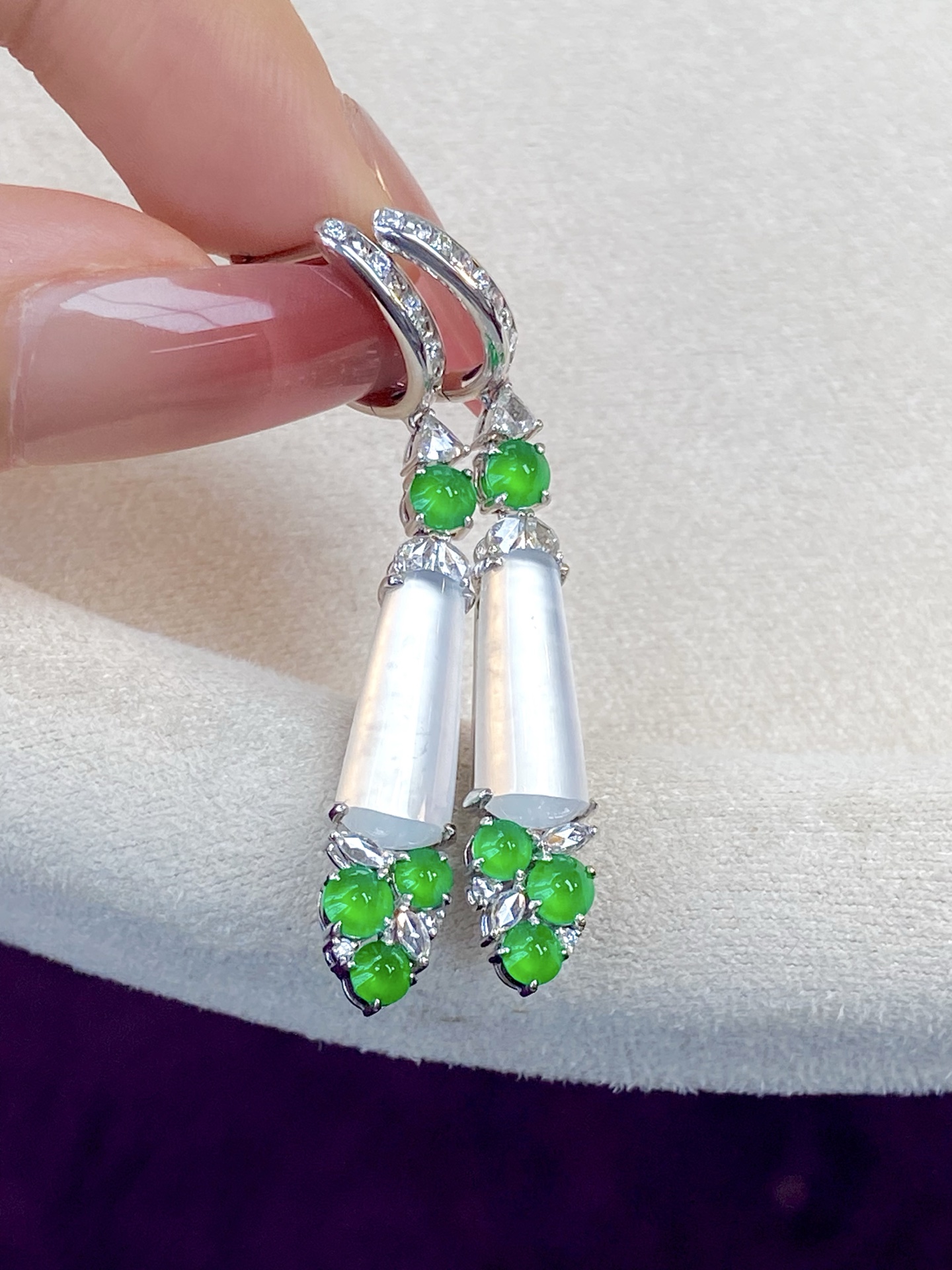 ️玻璃种无事牌耳坠，茅台白灯泡，在每一寸细腻的光里藏着无穷贵气，点缀小绿蛋更添韵味，上耳那一刻赢麻了：49.4/7.5/5.3，裸石：15.8/7.5/3.6mm，无裂