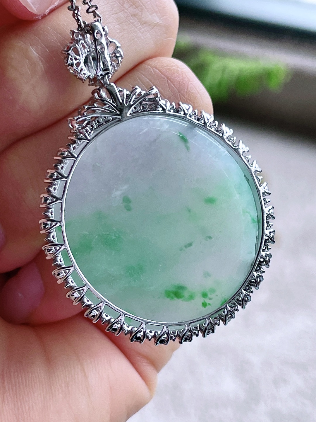 冰飘绿花无事牌吊坠，18k金镶嵌，无裂，性比高，飘花，裸石36.7/8.6，重量17.3克