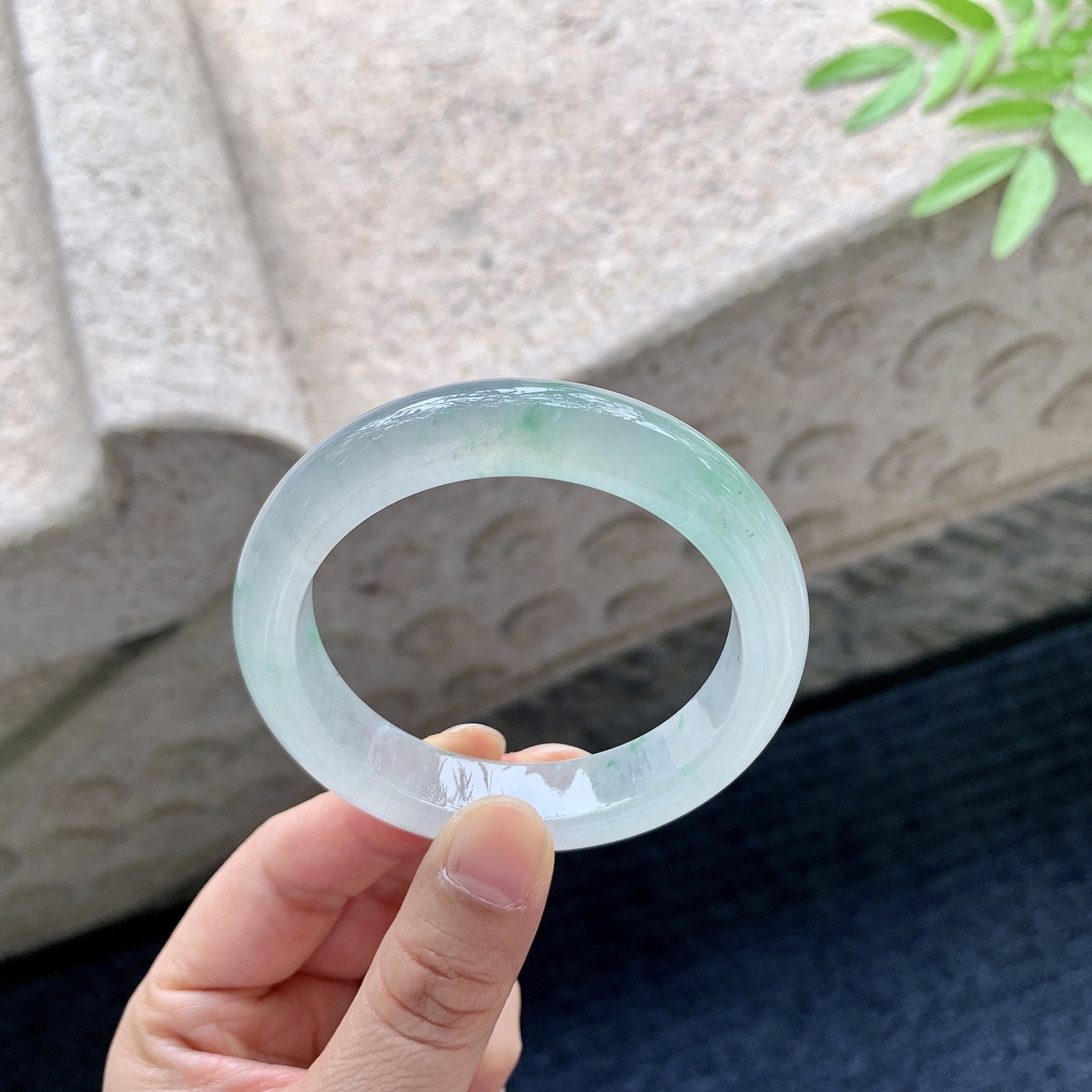 正圈52 53 【圈口】52/12/8.2 【编码】C5051063 【描述】糯冰飘绿，水润，种老，细腻，打灯有棉线