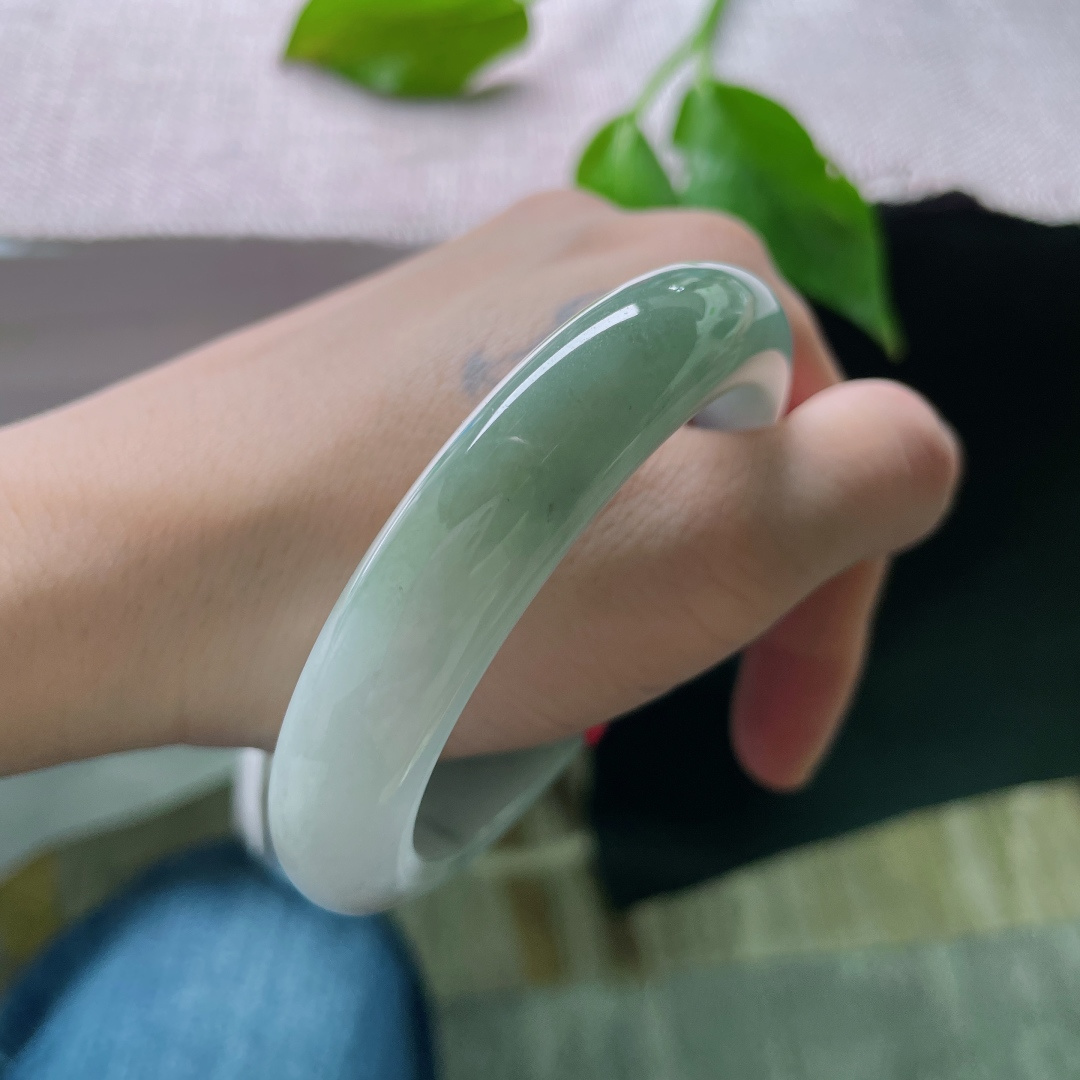 55.9/12.6/8.8，浅油绿正圈，镯型厚装饱满，佩戴端庄大方，无裂，ss51810a