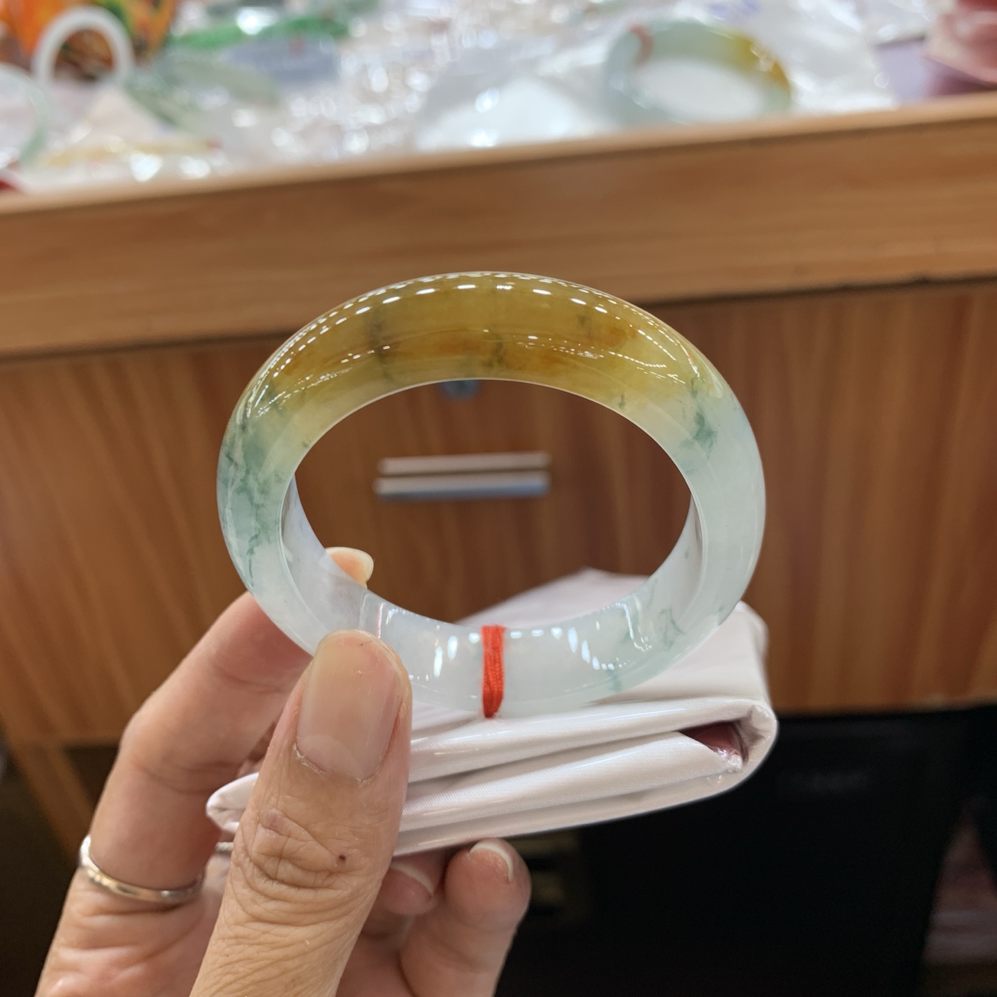 042726JM，黄翡飘花贵妃翡翠手镯，54-47.5-12-7.2