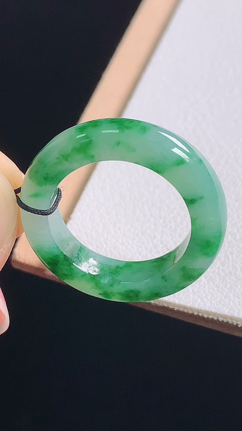 冰飘绿指环，无裂，尺寸:圈口11/15.9-4.7-3.6mm，24