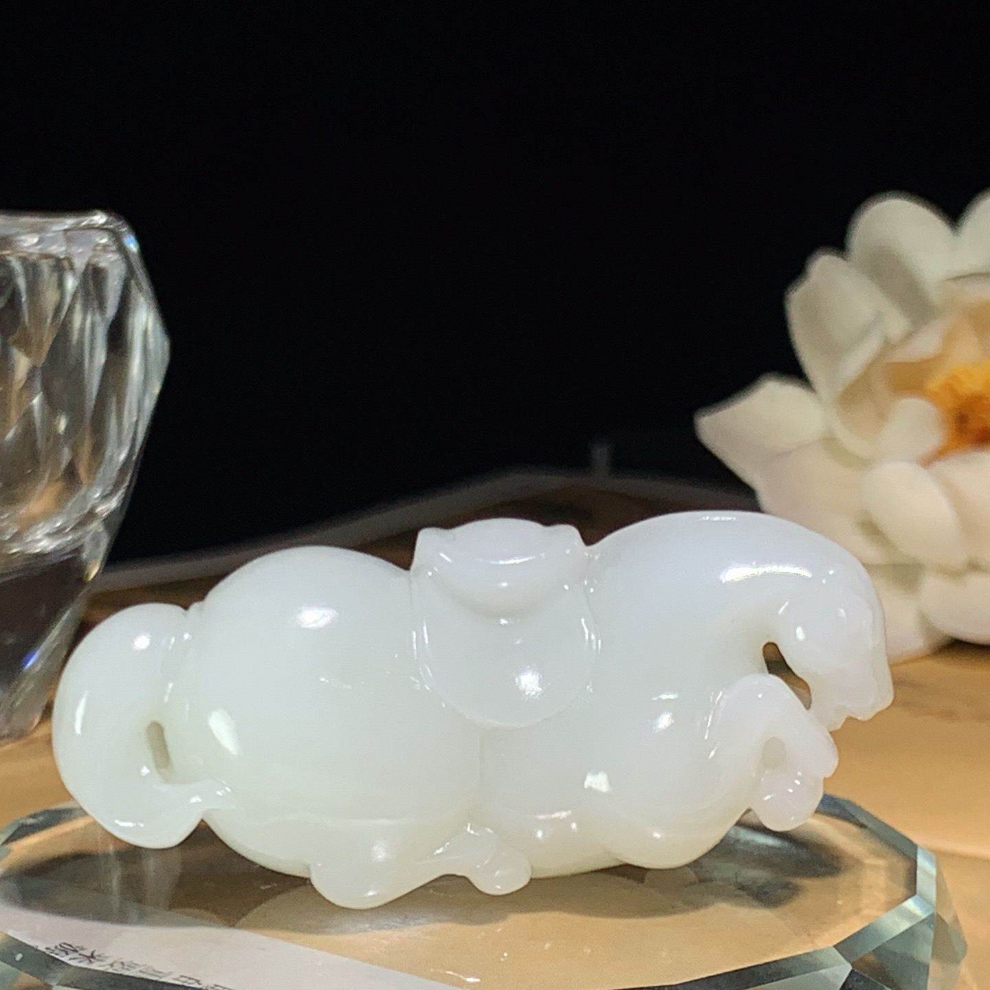 新疆和田玉羊脂白马到成功马挂件。尺寸53/20/21重33.5克 玉质细腻油润。手推出油。佩戴高端典雅。lt260428