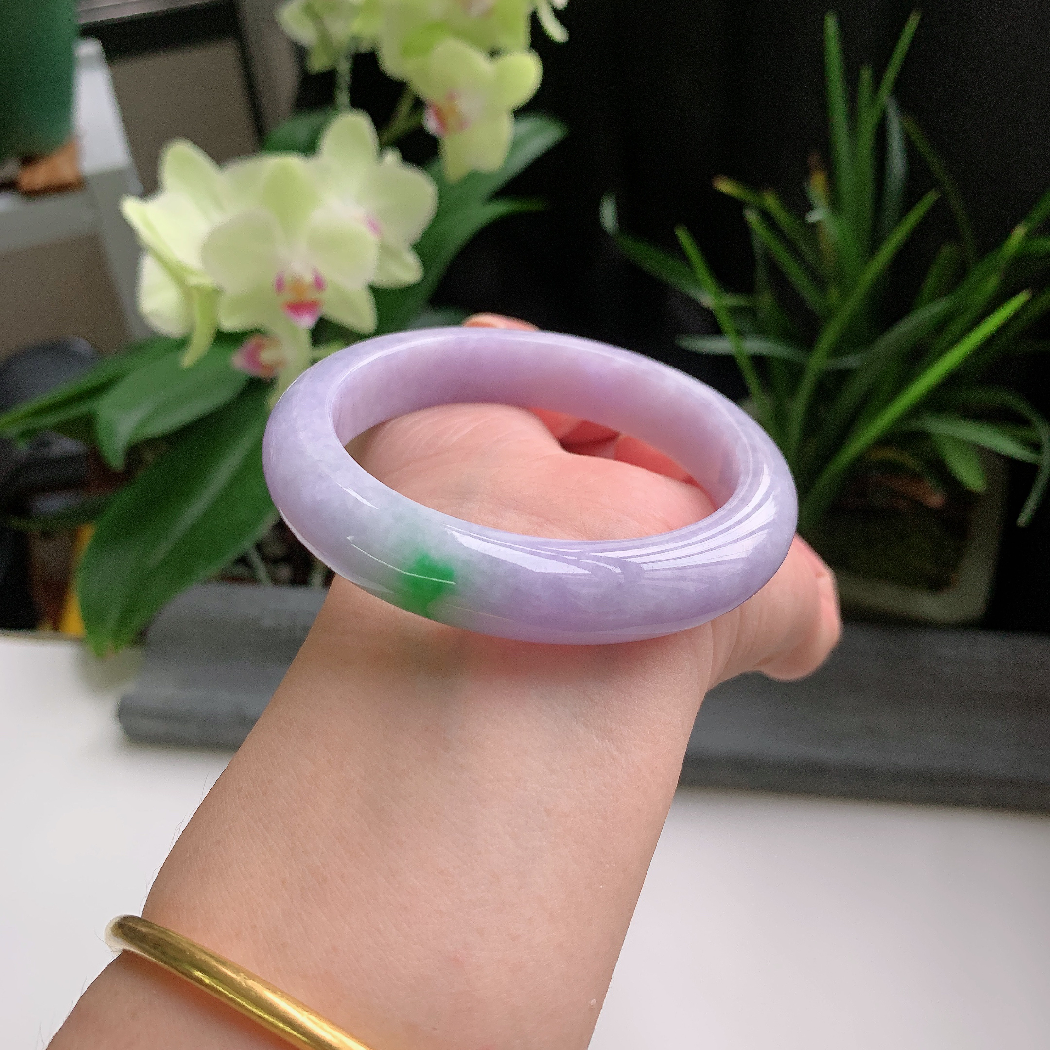 正圈57圈口，天然A货翡翠冰糯种水润春彩紫罗兰飘阳绿玉手镯，水润秀丽，飘花灵动，种水十足，视觉甜美可人，恰到好处的美，十分高雅耐看，条形优美，上手优雅大方。65.84