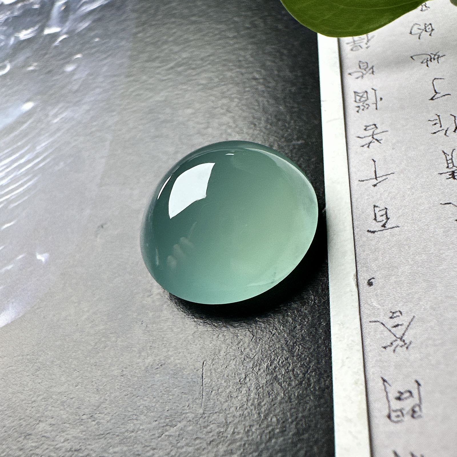 【冰种天空蓝蛋面裸石】质地非常细腻干净，冰润十足，种老冰透，收藏品质