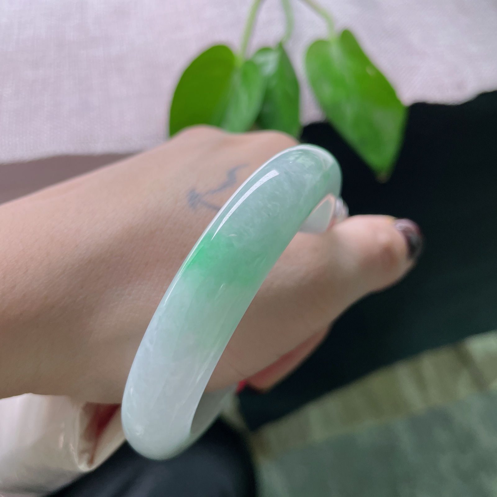 53.8/12.5/8.2，飘阳绿正圈，水头好，肉质细腻干净，鲜活灵动，皮纹，ss49887a..