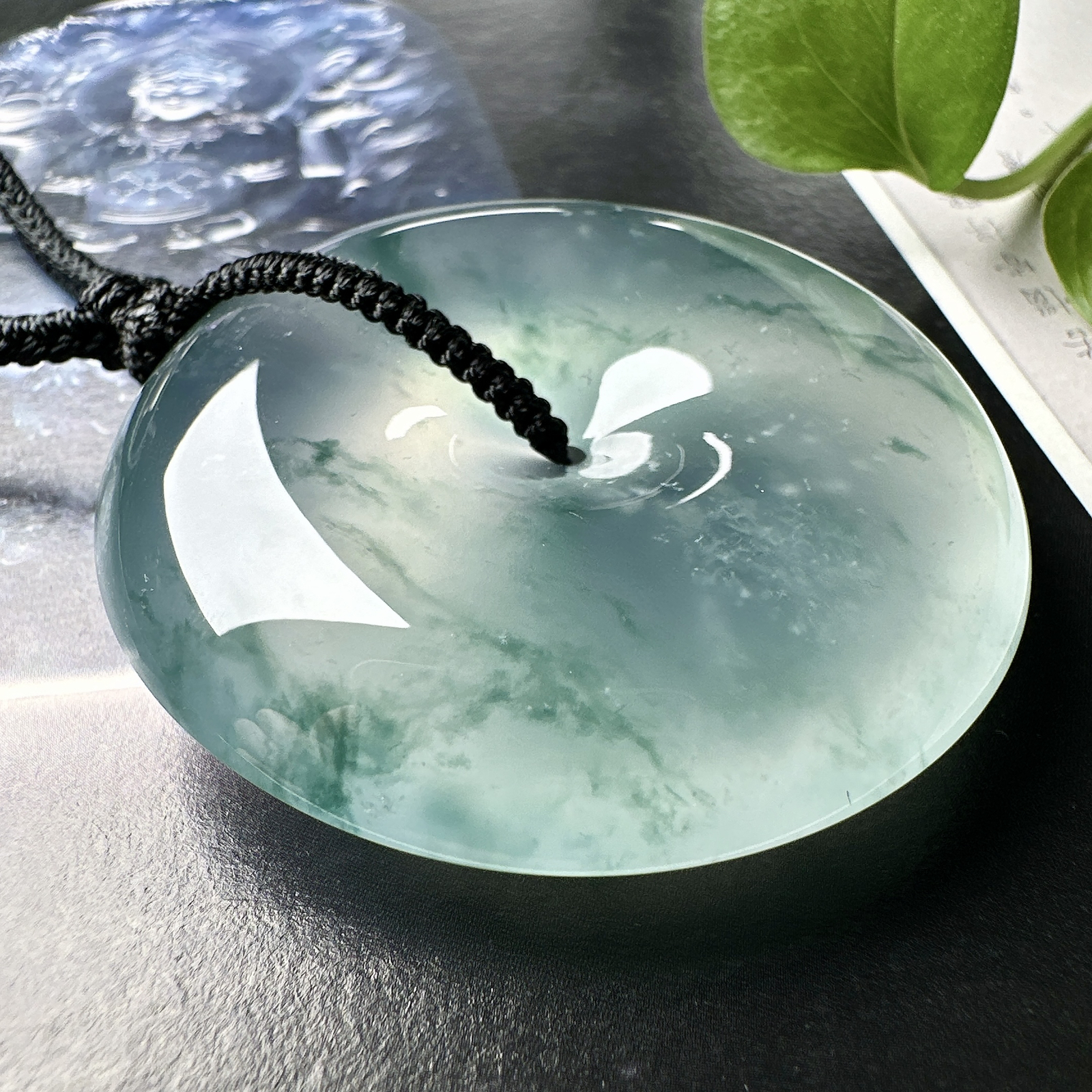 【冰种飘花巨无霸大平安扣】质地非常细腻，冰润十足，种老冰透，花色灵动，收藏品质。