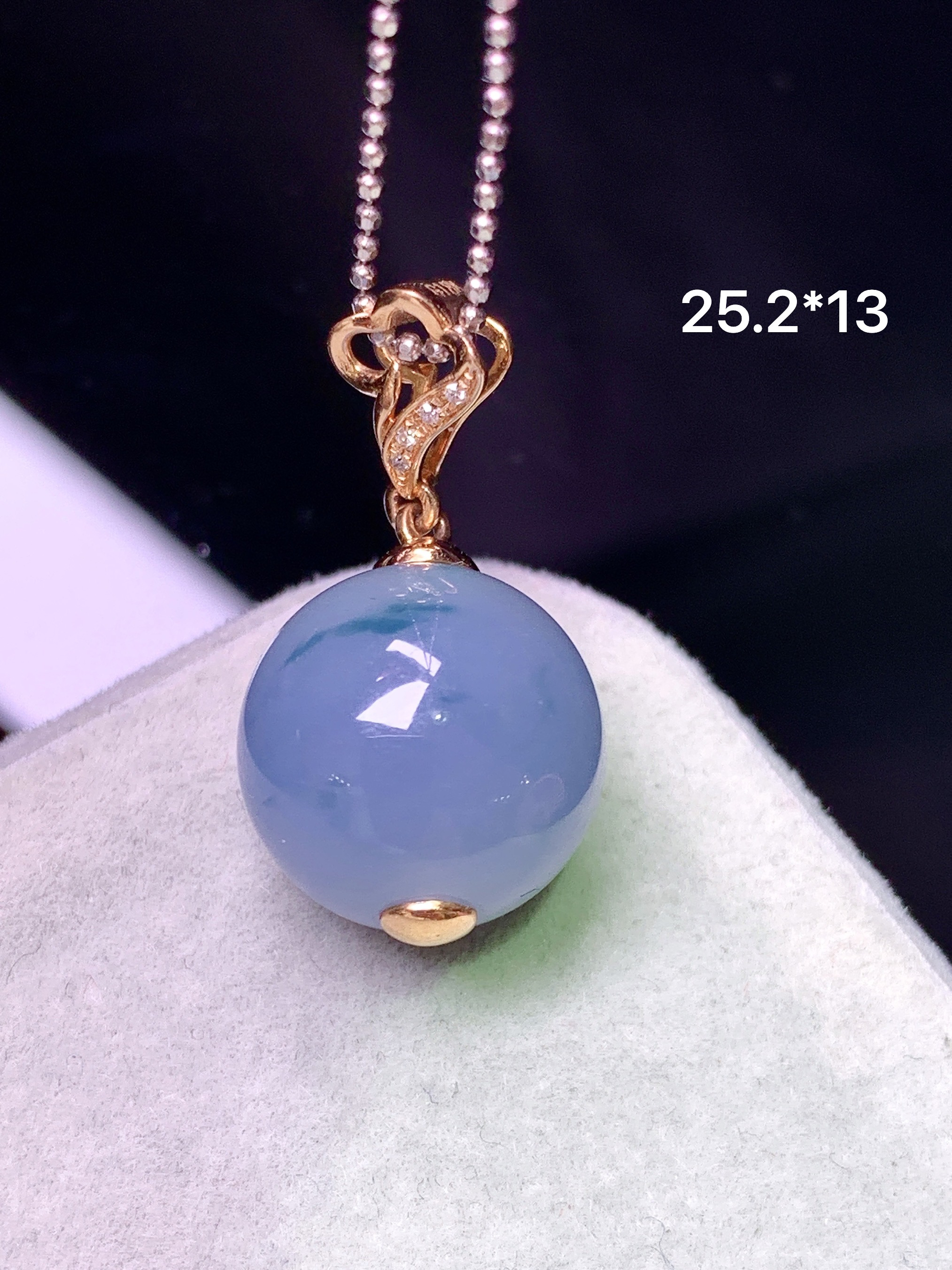 18k金钻镶嵌紫罗兰飘绿圆珠吊坠 玉质细腻 色泽艳丽清新 水润亮眼 整体尺寸25.2*13*2x