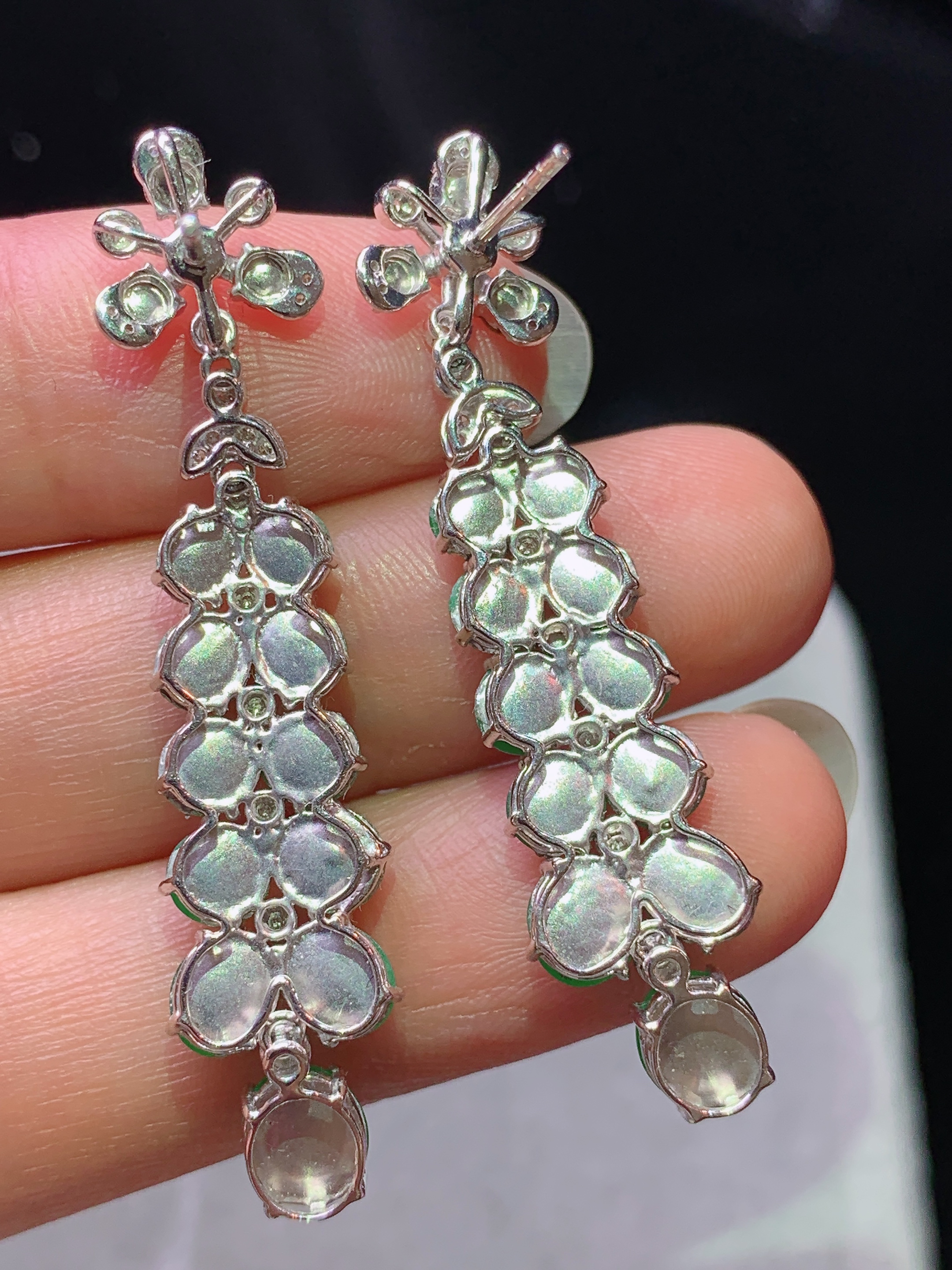 18k金钻镶嵌阳绿蛋面耳坠 玉质细腻 色泽艳丽清新 水润亮眼 整体尺寸46*10*4x2