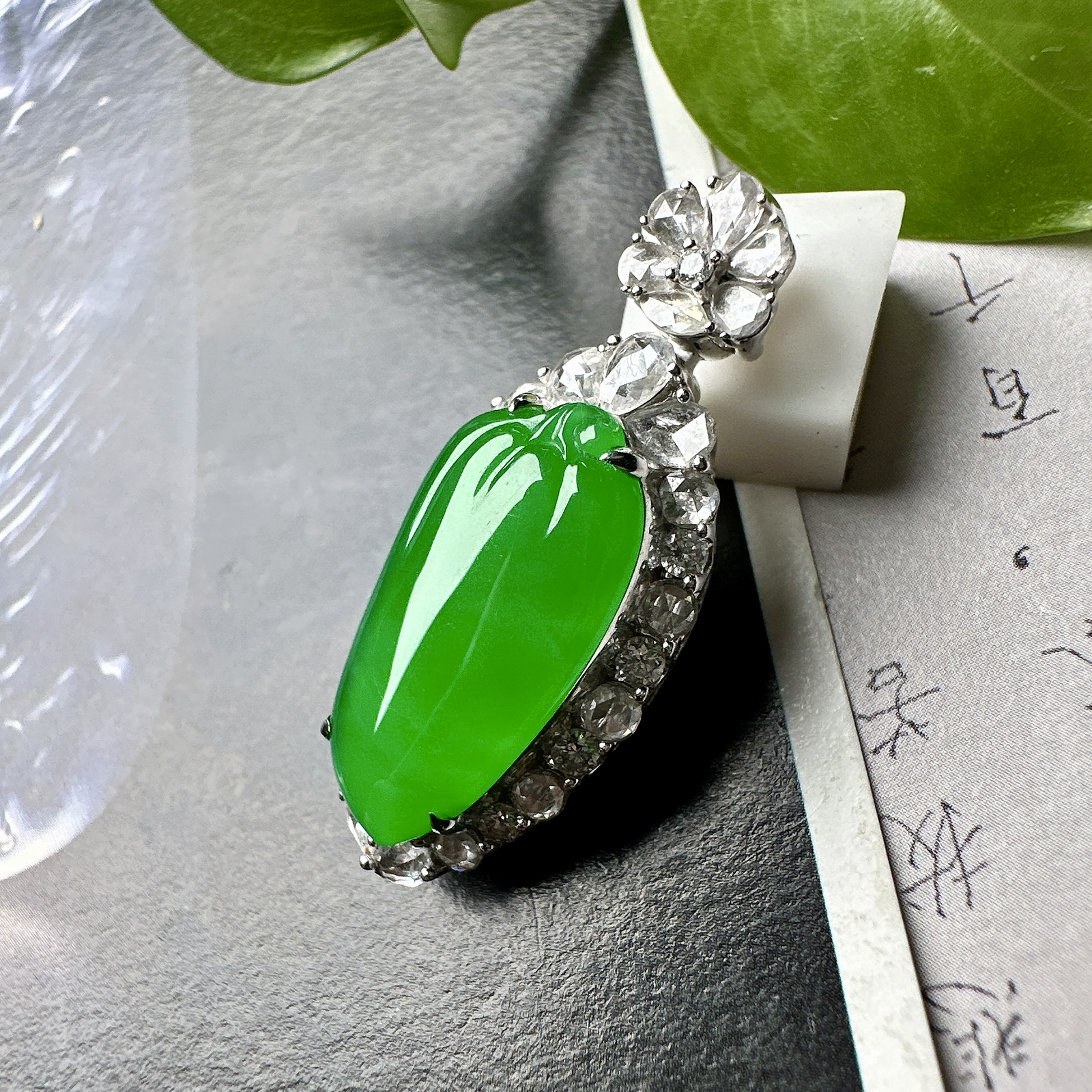 【冰种满绿福瓜吊坠】种水上乘，晶莹剔透，纯净通透，18k金钻精美镶嵌，裸石尺寸18.3*9.8*3.5毫米