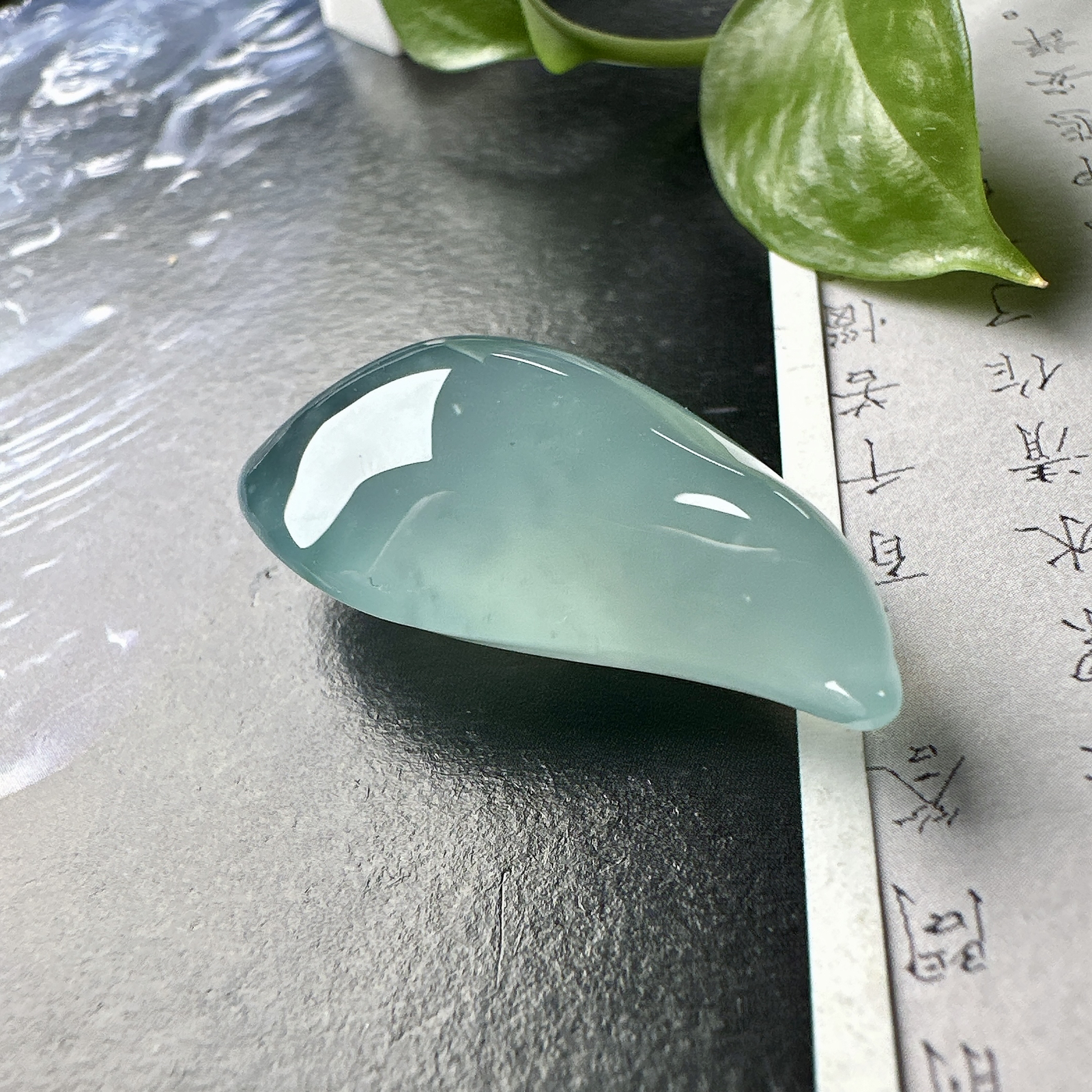 【冰种天空蓝随形吊坠】质地非常细腻干净，冰润十足，种老冰透，收藏品质。