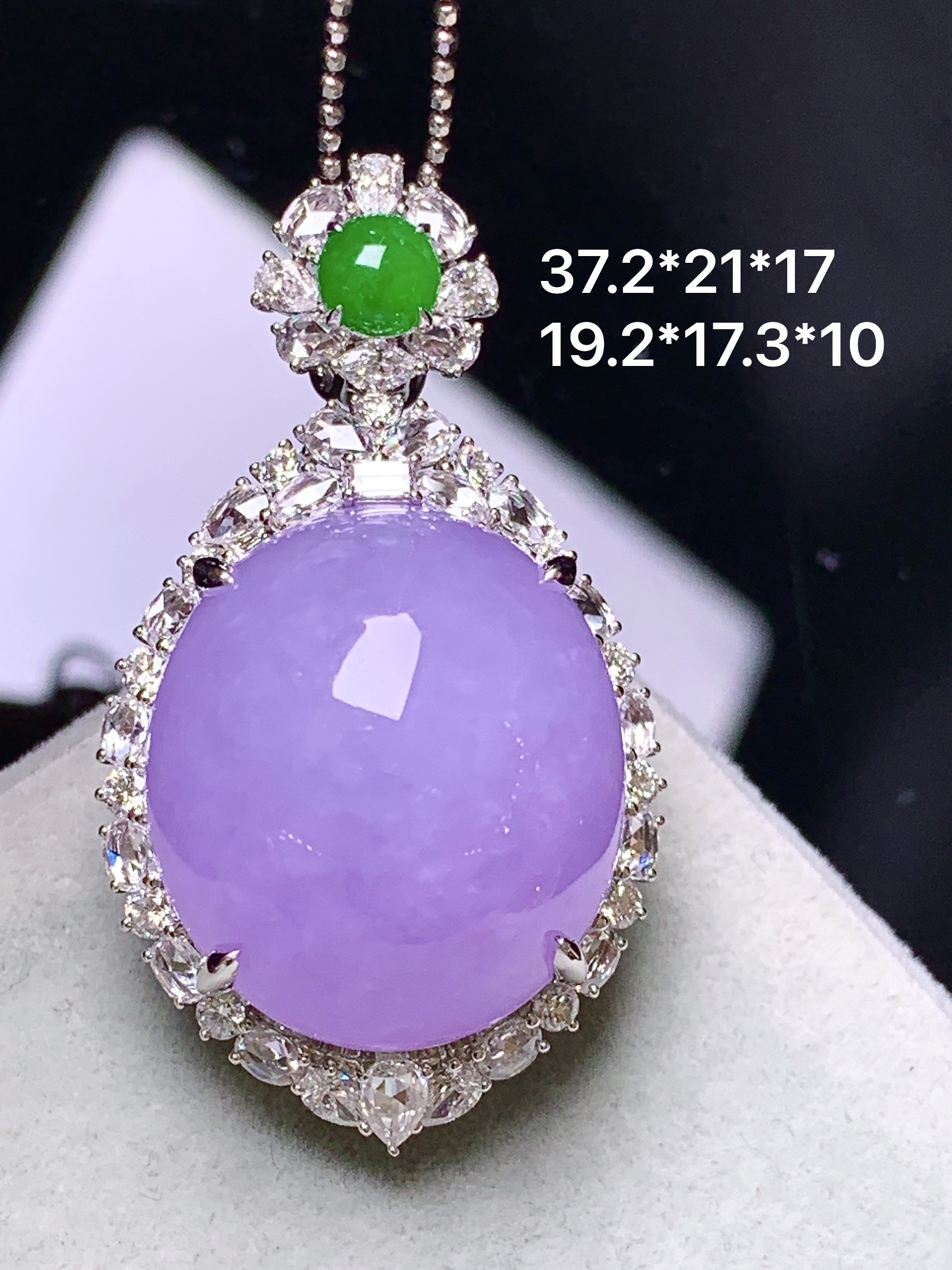 18k金钻镶嵌紫罗兰蛋面吊坠 玉质细腻 色泽艳丽清新 水润亮眼 整体尺寸37.2*21*17c4