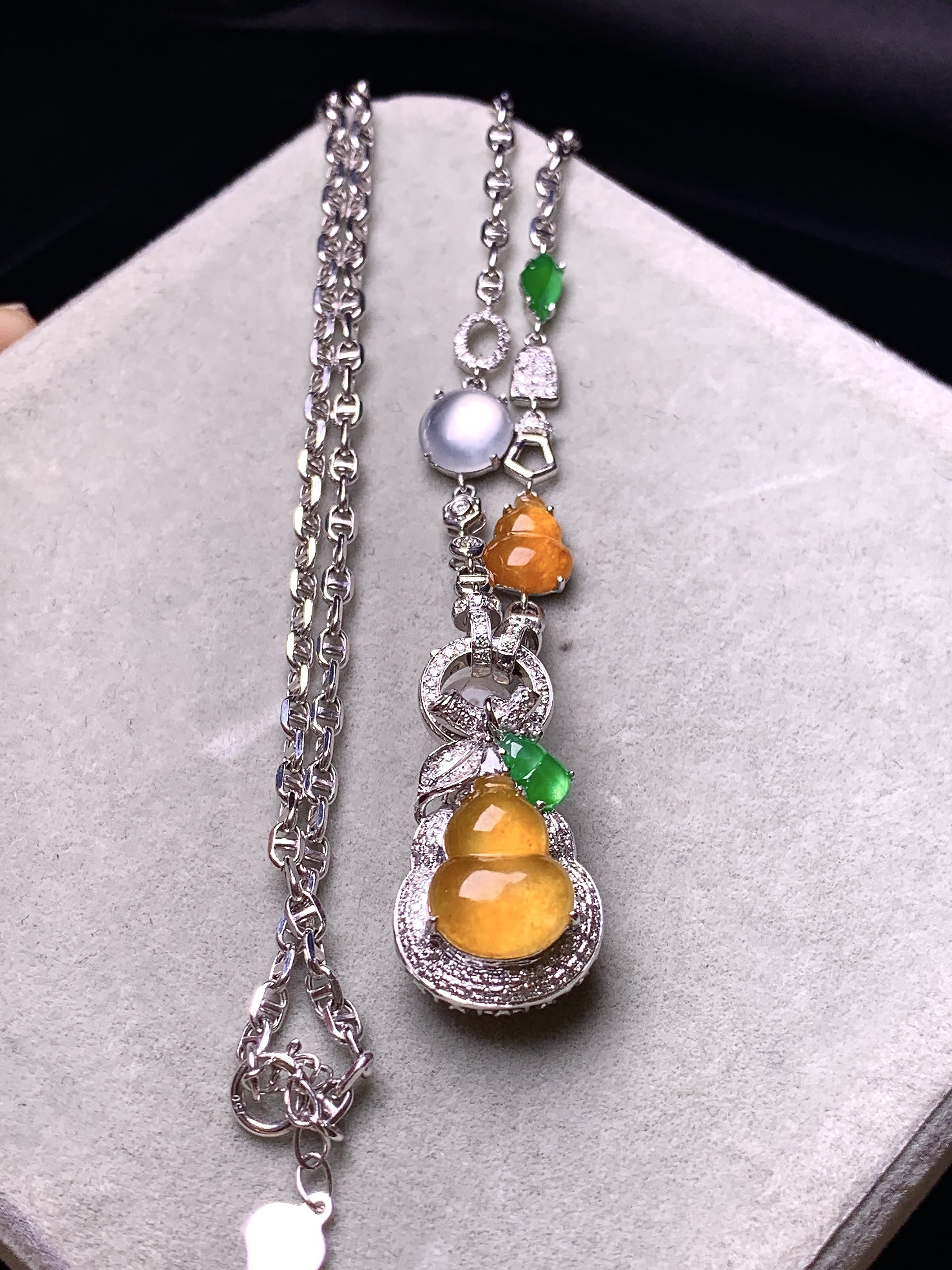 18k金钻镶嵌冰黄翡葫芦项链吊坠多用款 玉质细腻 色泽艳丽清新 水润亮眼 整体尺寸20.6*13*1