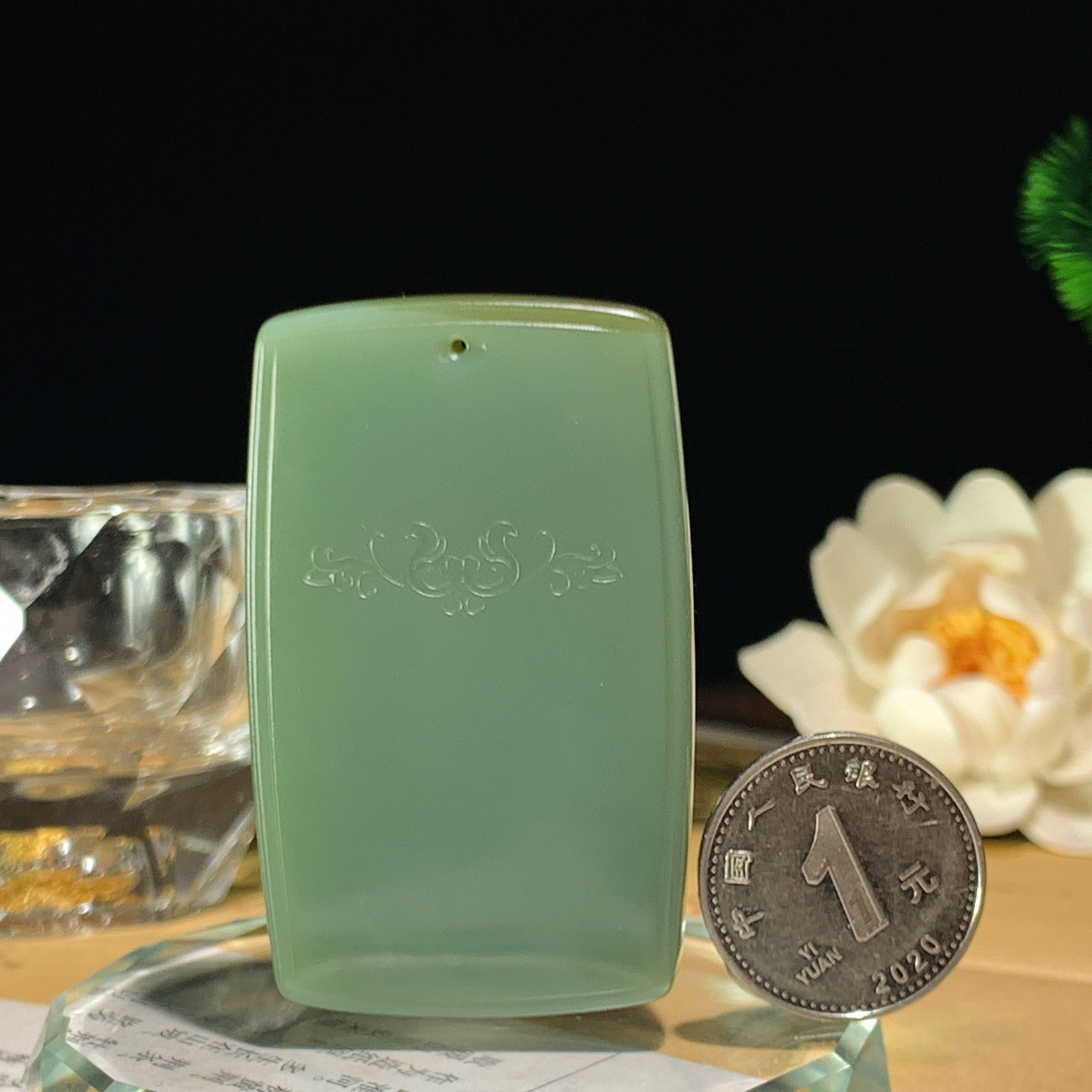 新疆和田玉沙枣青坐莲观音牌子挂件。尺寸55/34/10重43克 玉质细腻油润。手推出油。佩戴高端典雅。lt260428