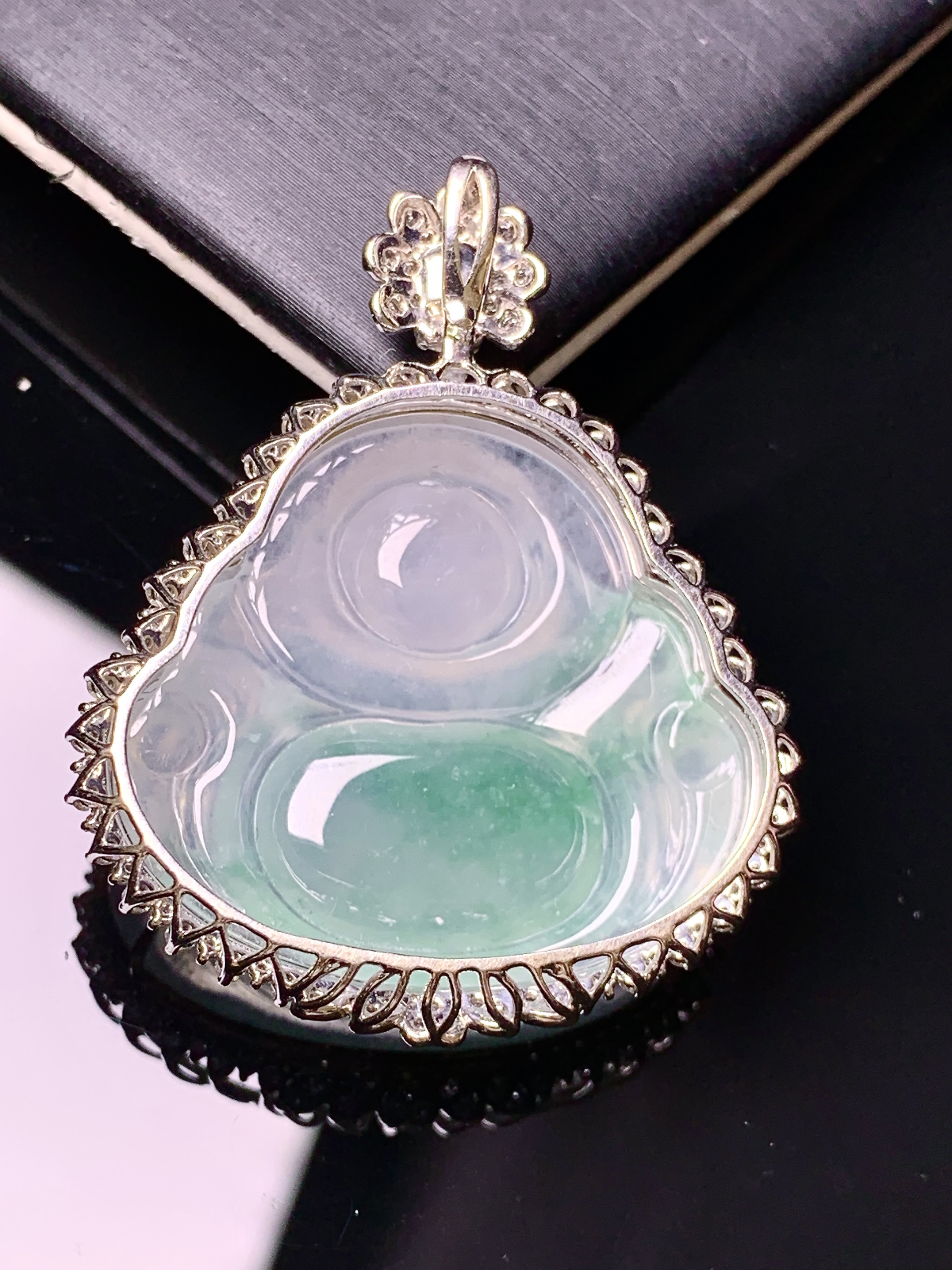 18k金钻镶嵌冰种飘绿佛公吊坠 玉质细腻 色泽艳丽清新 水润亮眼 整体尺寸38.5*31.8*10.6x1