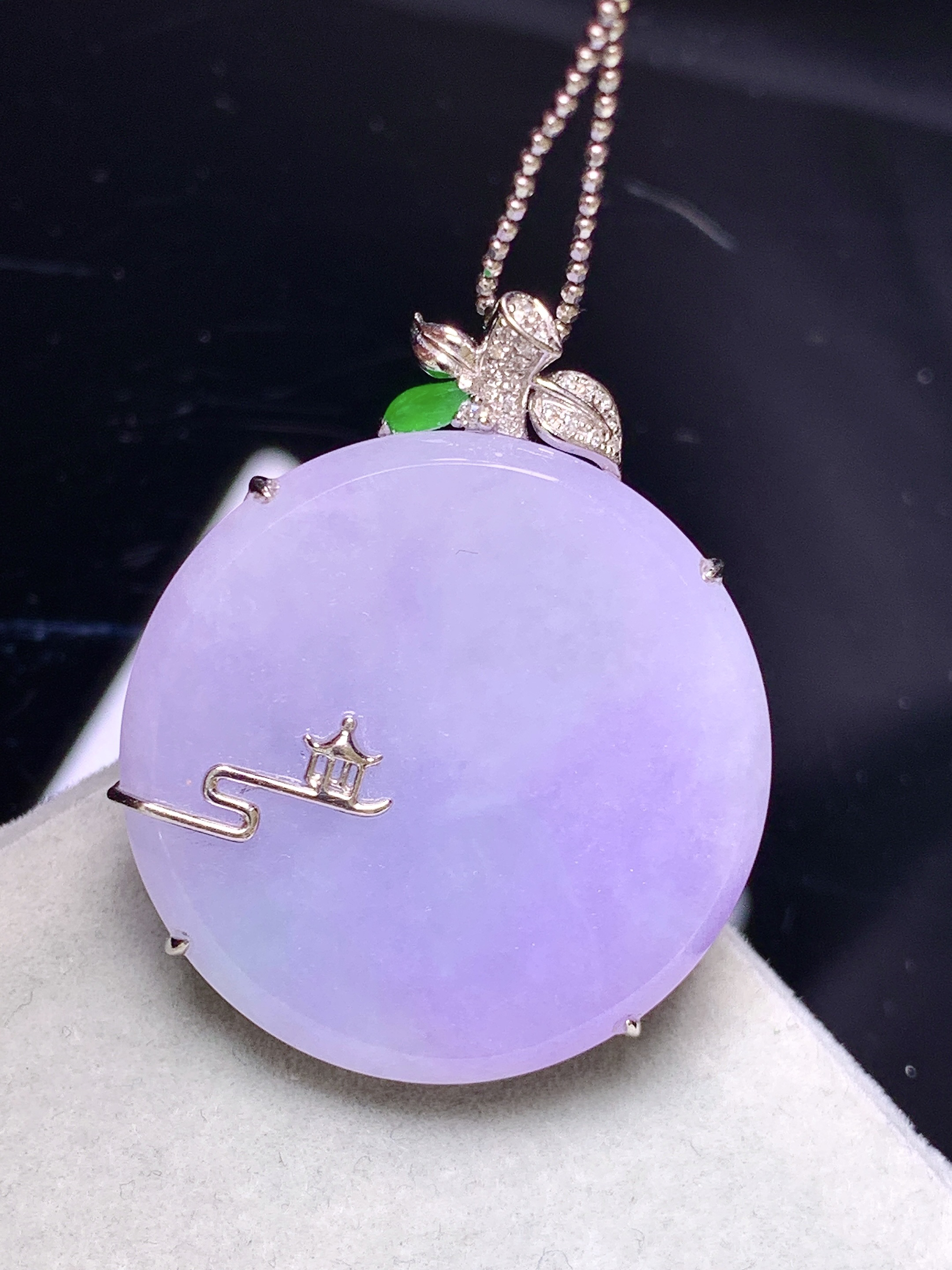 18k金钻镶嵌紫罗兰圆牌吊坠 玉质细腻 色泽艳丽清新 水润亮眼 整体尺寸33.6*27.8*6.2b1