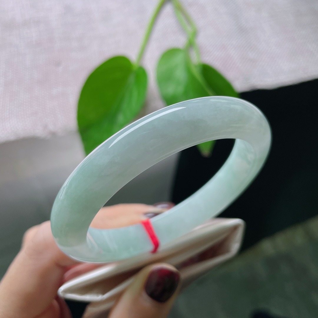 56.7/10.8/8.4，浅绿色底正圈，清丽脱俗，如沐清风，质地温润细腻，皮纹，ss50892a